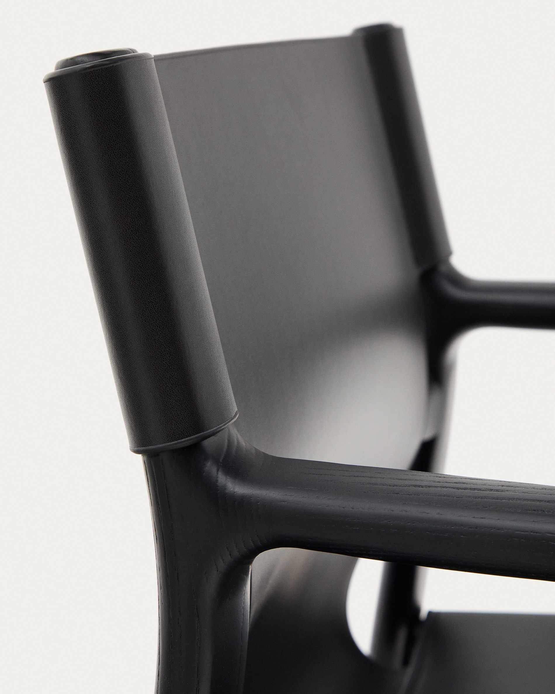 Стул Jan из переработанной кожи черного цвета и ясеня в черном цвете La Forma (ex Julia Grup)