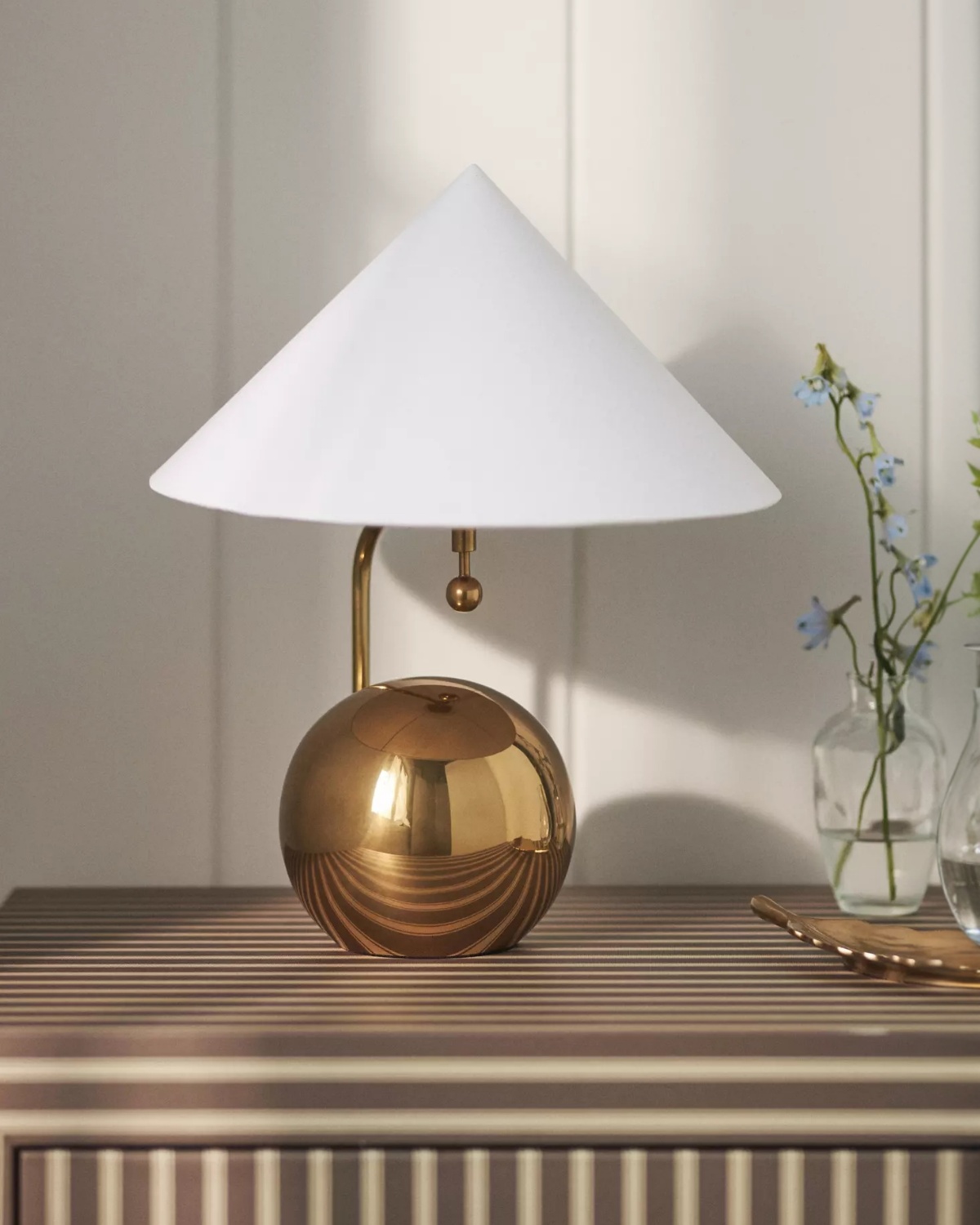 Золотистая лампа Шанталь с белым конусным абажуром Louvre Home LTL300325XNP