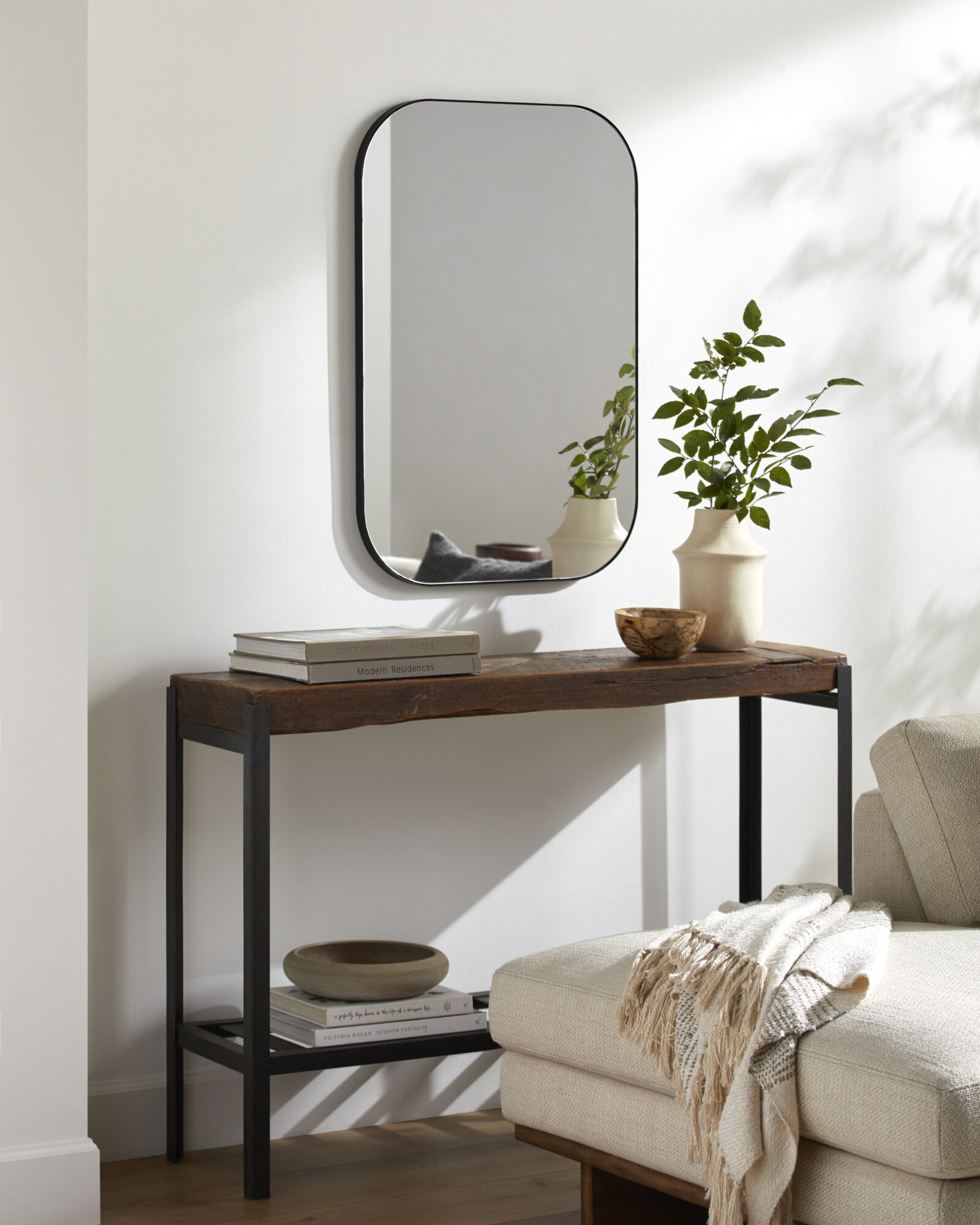 Черное настенное зеркало Олни Louvre Home DWM050824PND