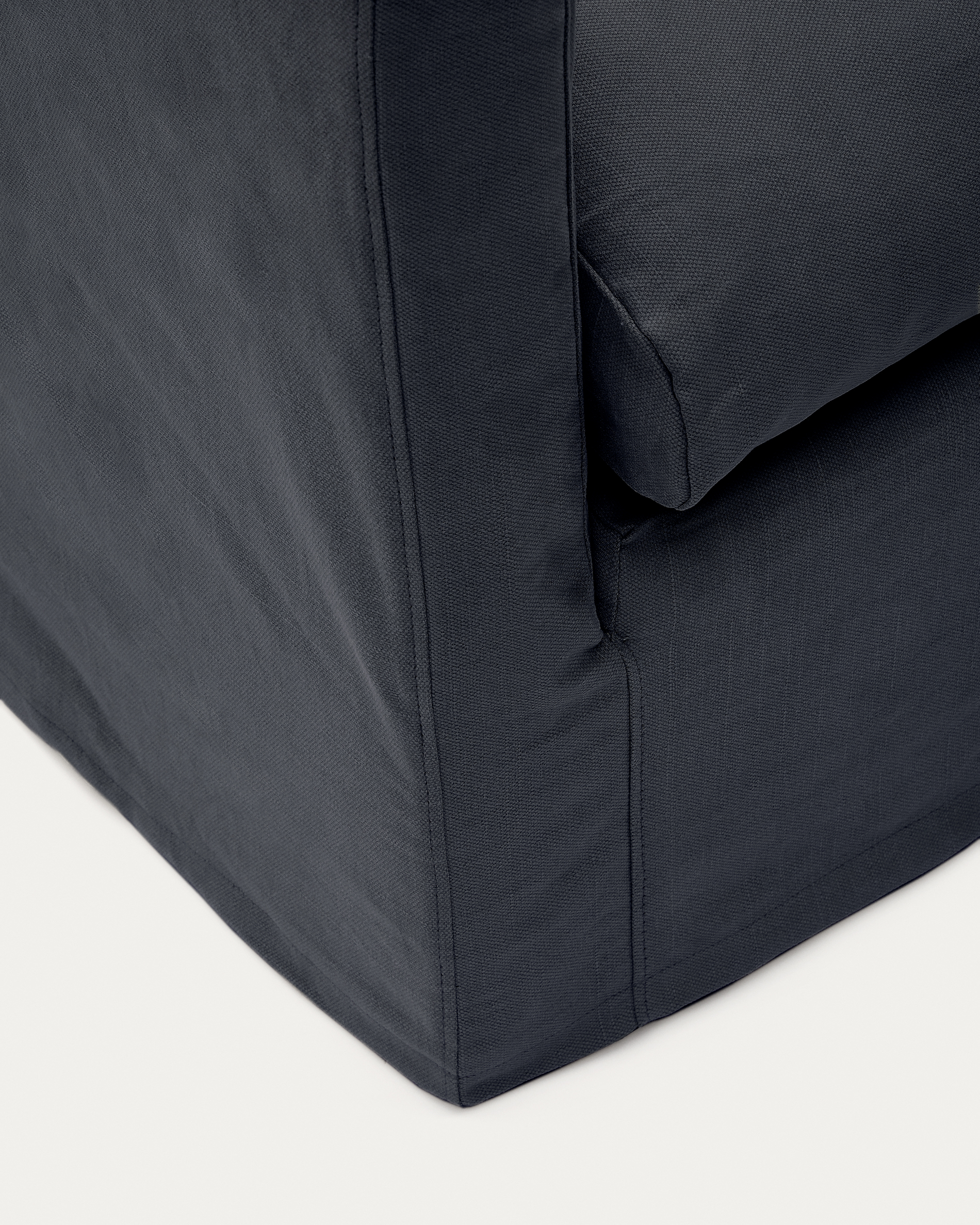 A cover designed to keep your Nora amchair in brand-new condition. Made from linen and cotton fabri La Forma 193958