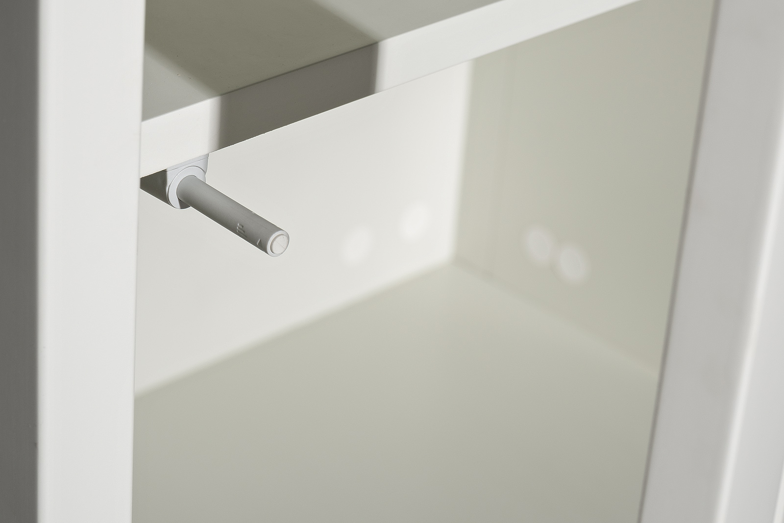 Шкаф-витрина 1 стеклянный фасад с тумбой прикроватной с 2-мя ящиками Garda Decor 151SV-000021
