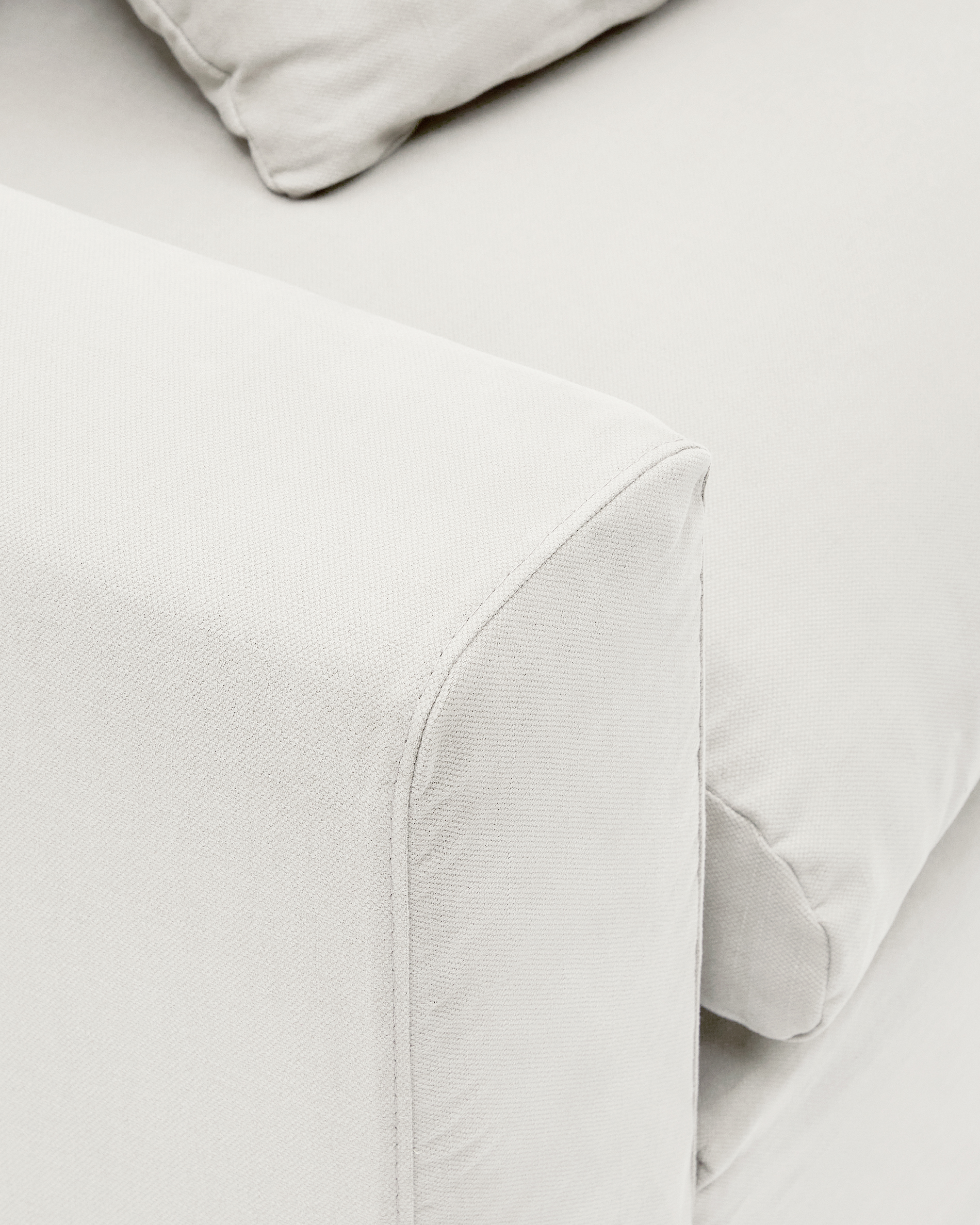 A cver designed to keep your Nora sofa in brand-new condition. Made from linen and cotton fabric, i La Forma 193970