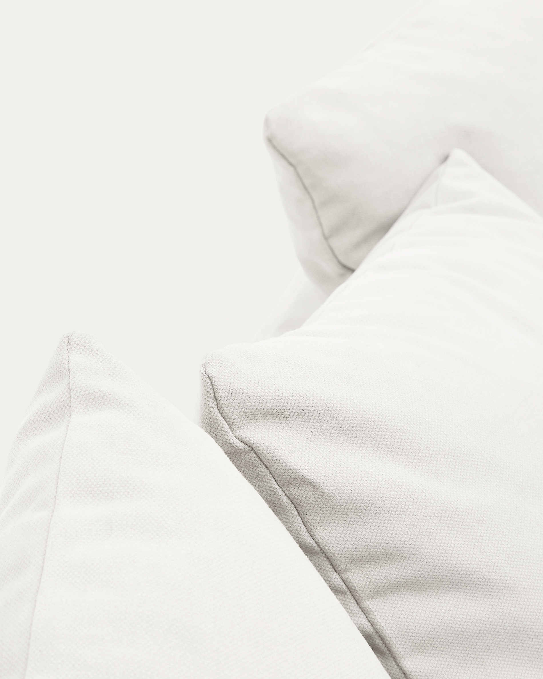 A cver designed to keep your Nora sofa in brand-new condition. Made from linen and cotton fabric, i La Forma 193970