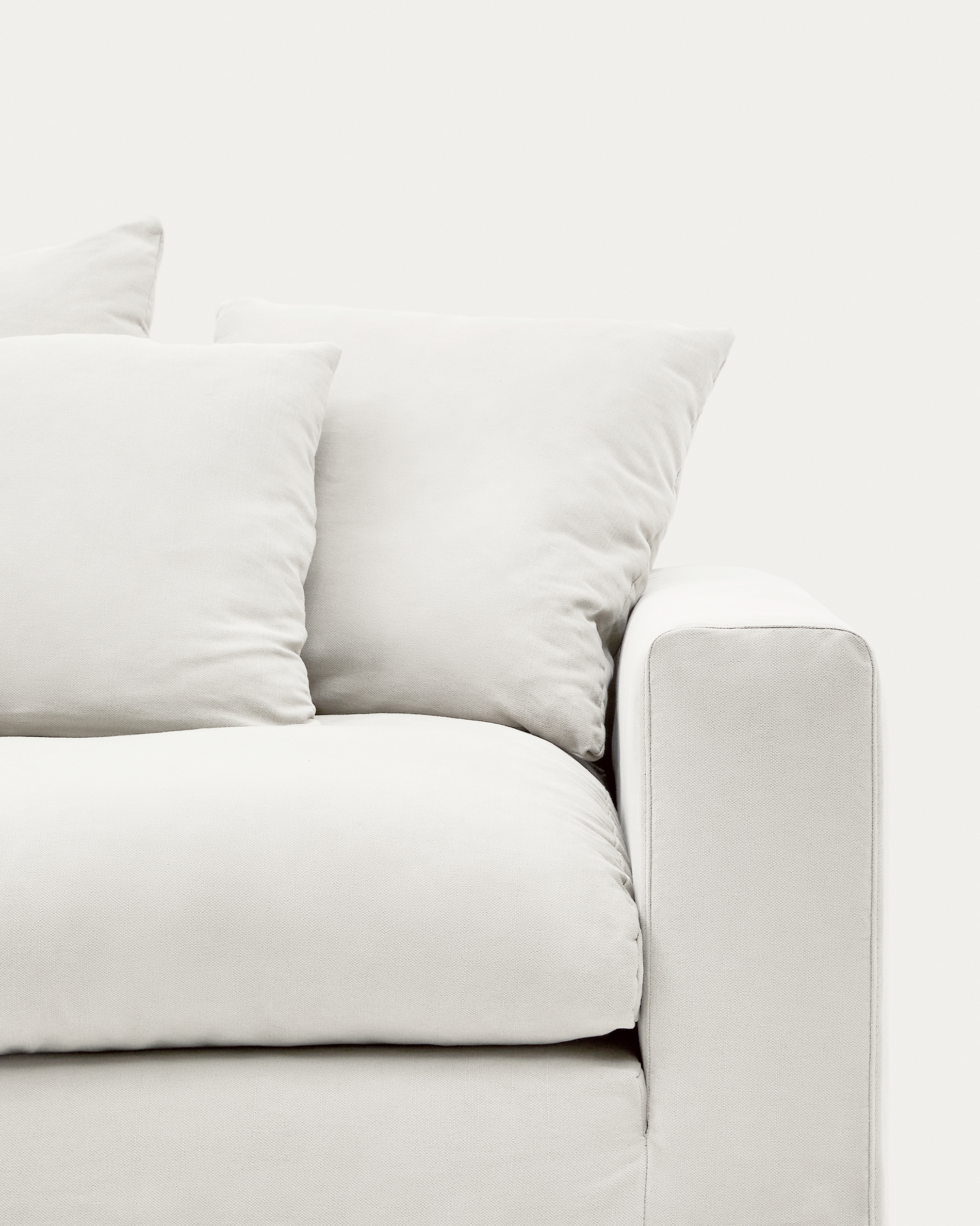 A cver designed to keep your Nora sofa in brand-new condition. Made from linen and cotton fabric, i La Forma 193970