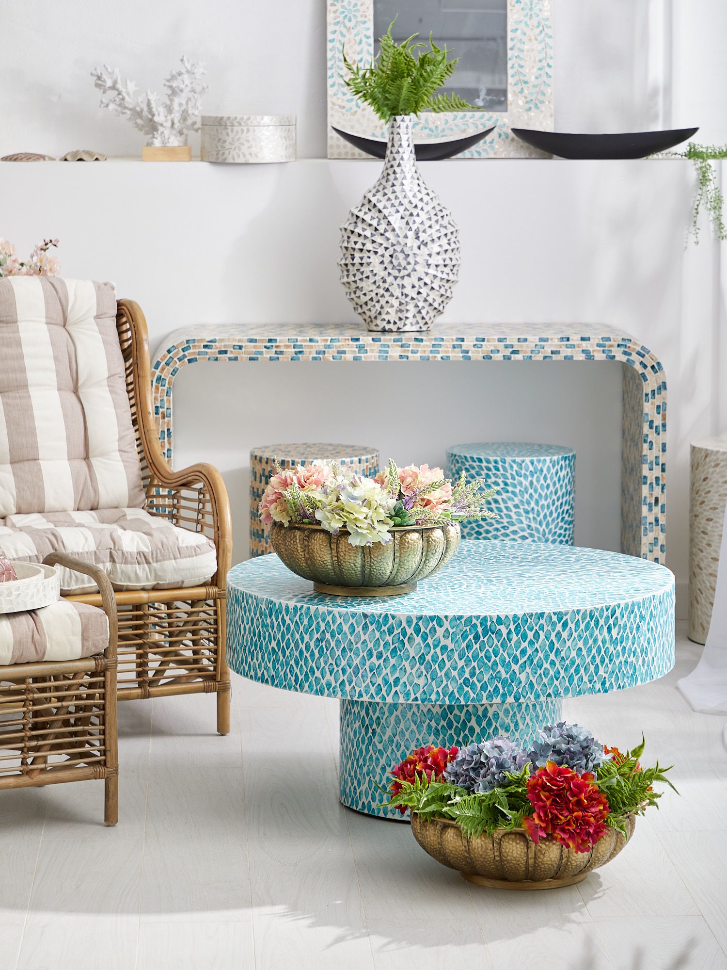 Столик акцентный с отделкой раковинами устриц Glasar 67-024