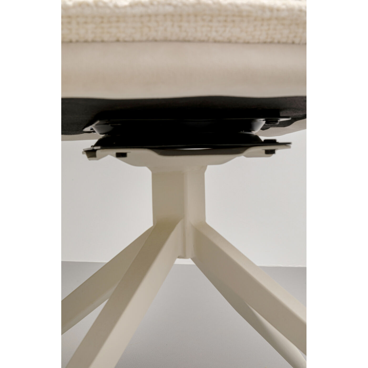 Кресло вращающееся Hilla White KARE 70254