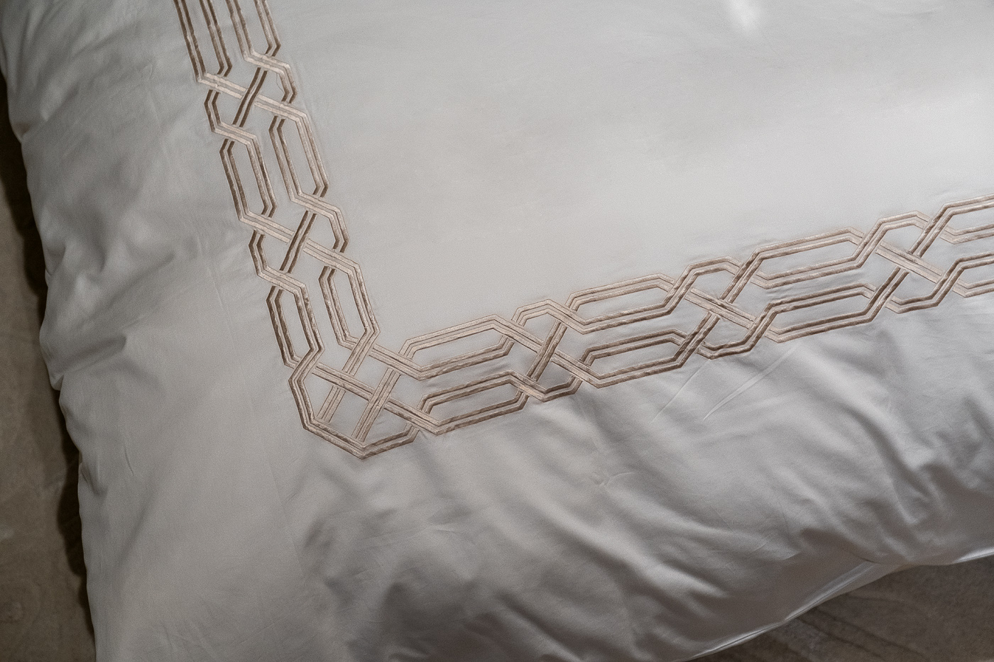 Комплект постельного белья Паллада с вышивкой кинг сайз золотой Garda Decor 175SMR-17505