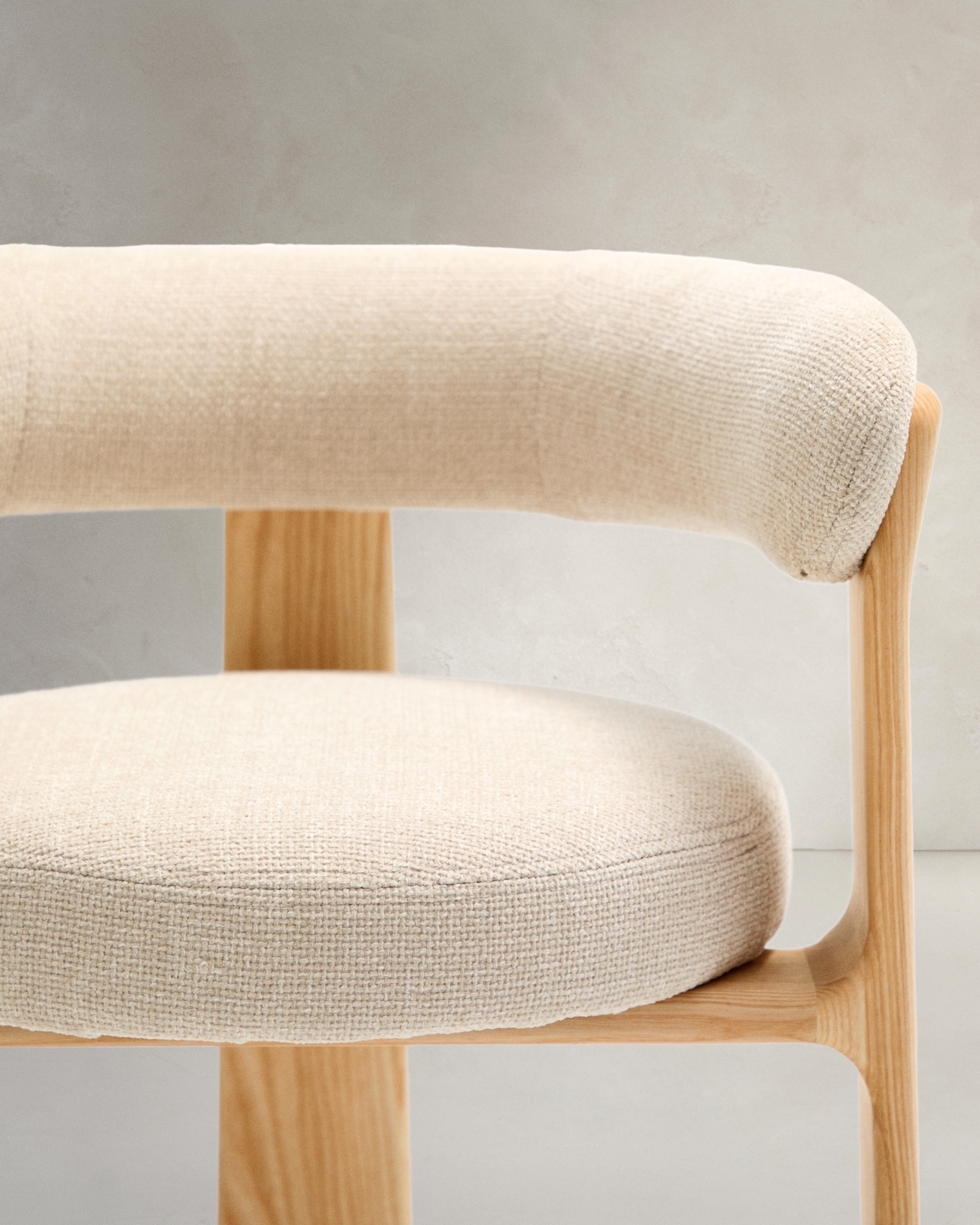 Granite Стул на 3 ножках из бежевого шенилла и массива ясеня в натуральной отделке La Forma (ex Julia Grup)