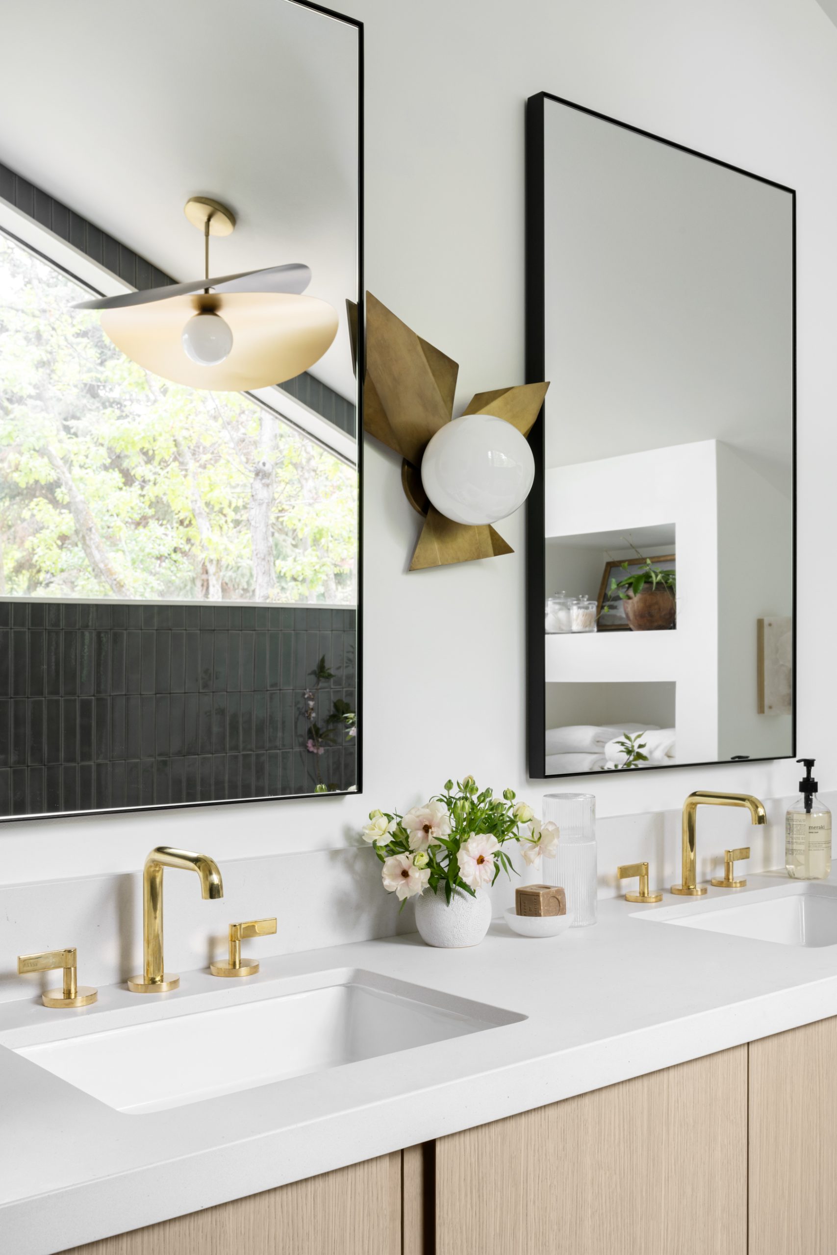 Зеркало в чёрной раме Ноулз Louvre Home LHDWM8531ZYH-black