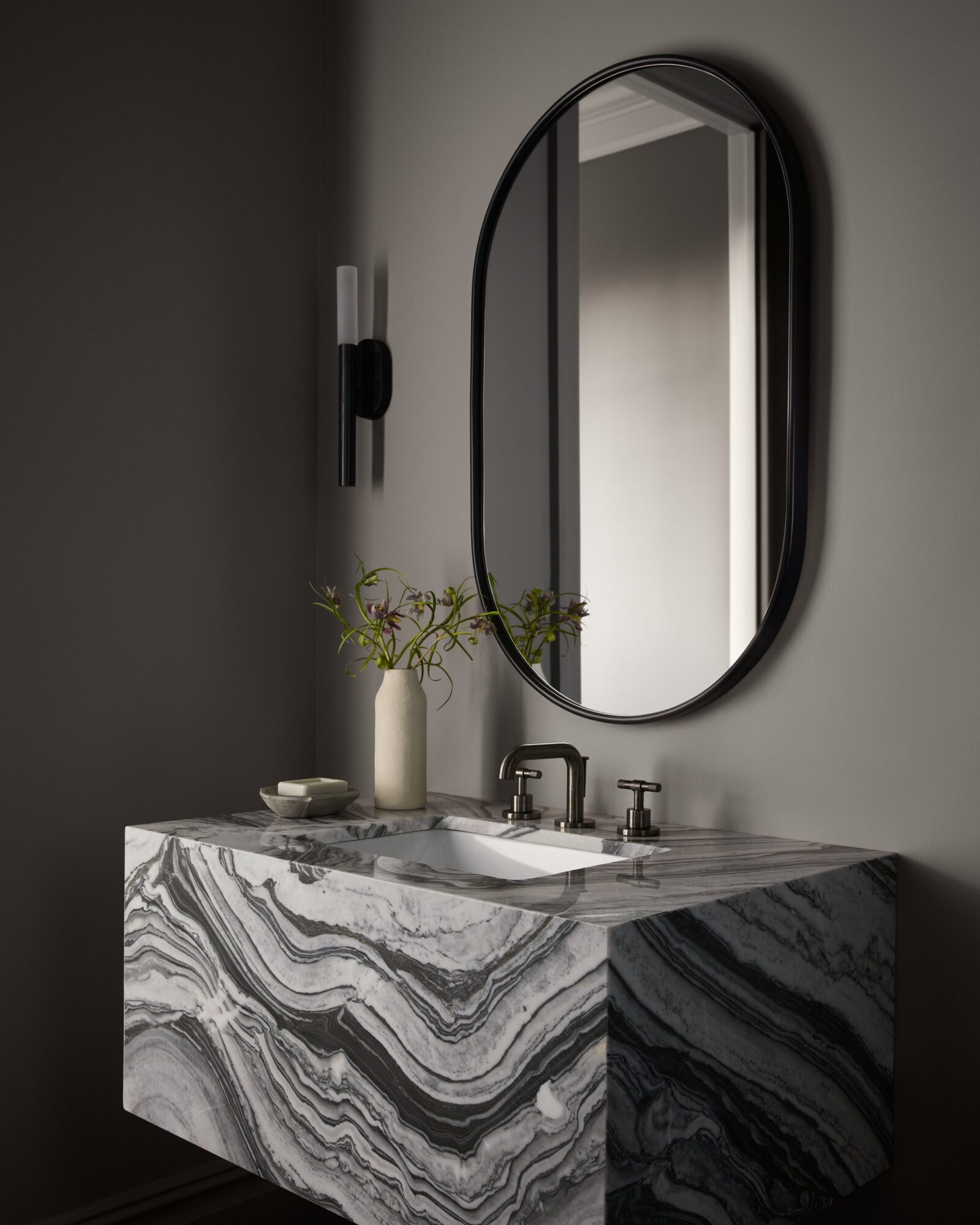 Чёрное овальное зеркало Рейли Louvre Home DWM200824PND