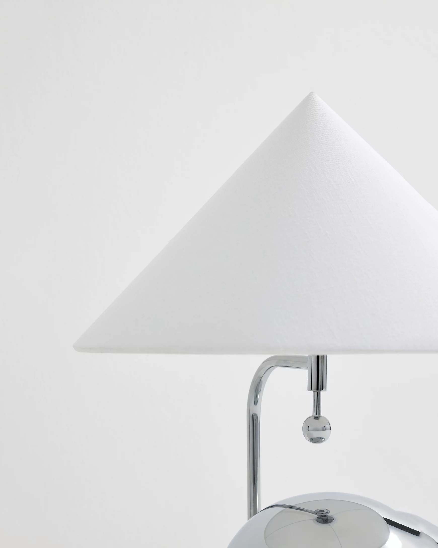Серебристая лампа Шанталь с белым конусным абажуром Louvre Home LTL320325XNP