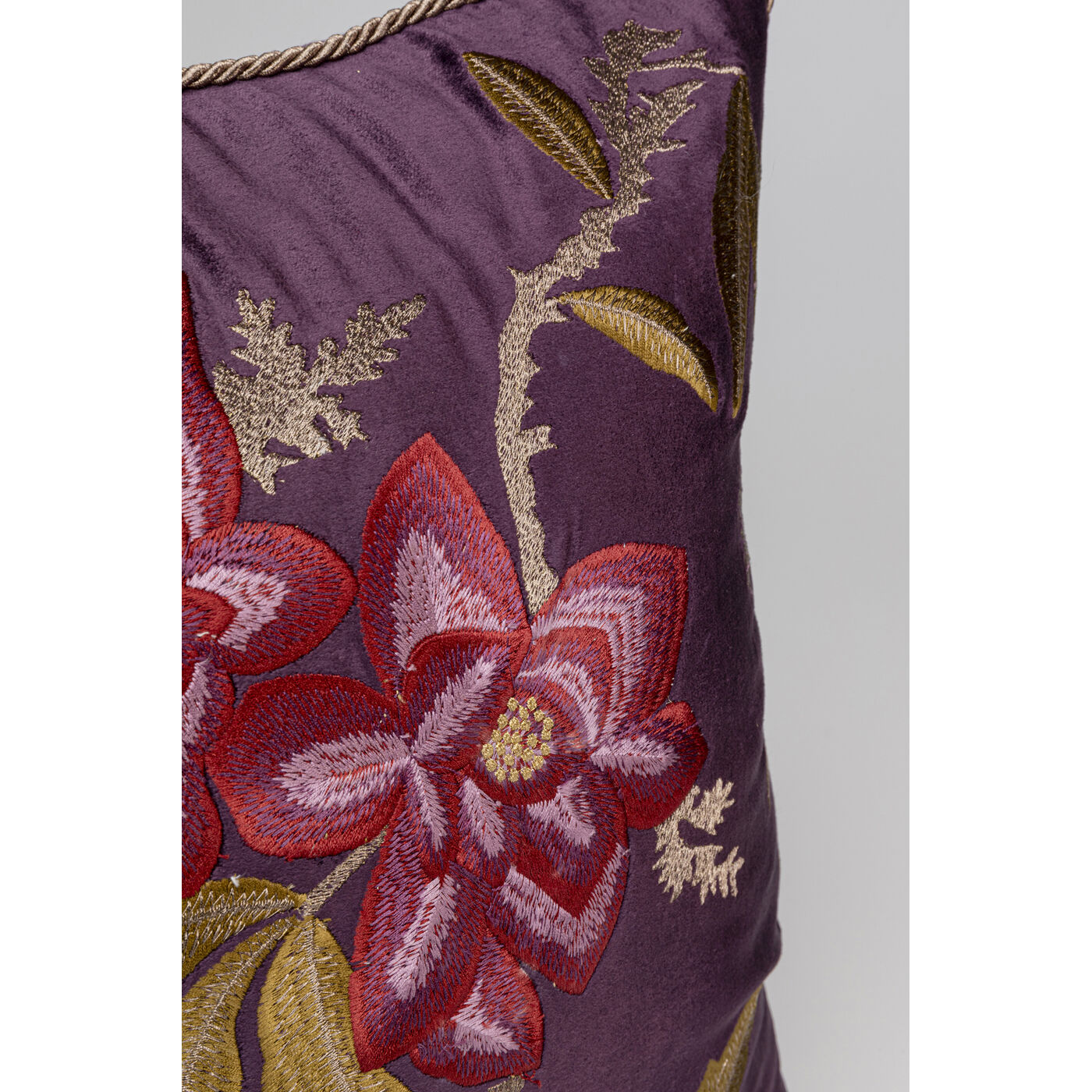 Подушка Lovely Flowers Purple 50x50cm KARE 58010