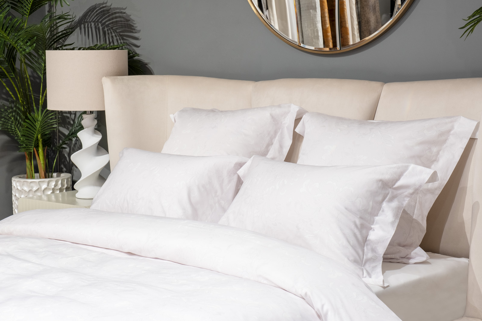 Простыня сатиновая на резинке 160х200х30см белая Garda Decor 144HF-40506