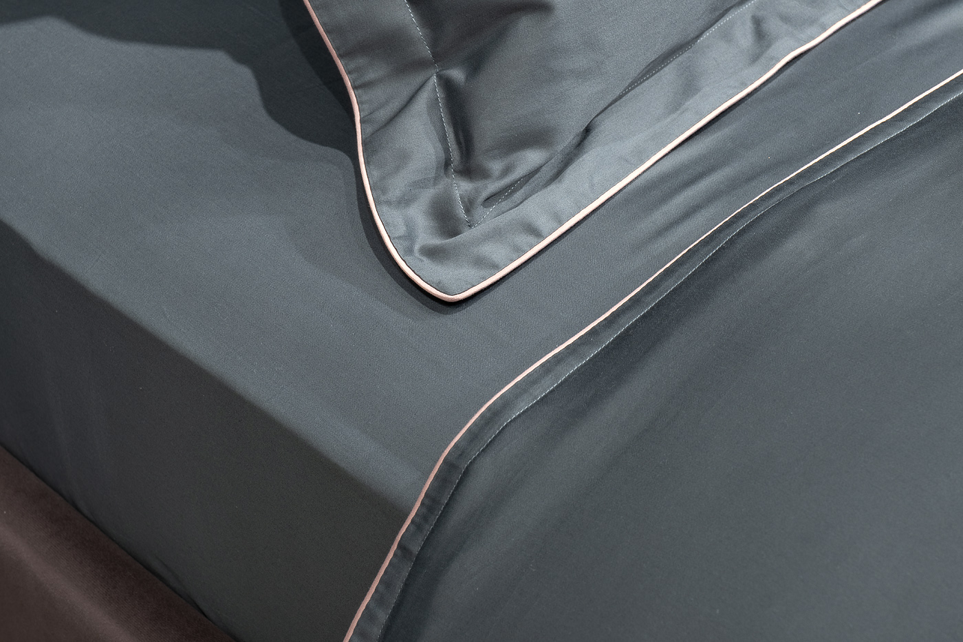 Простыня сатиновая зеленая Garda Decor 130HB-00053