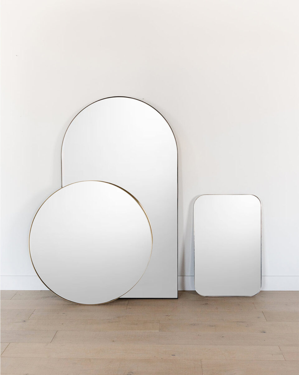 Серебряное настенное зеркало Олни Louvre Home DWM040824PND