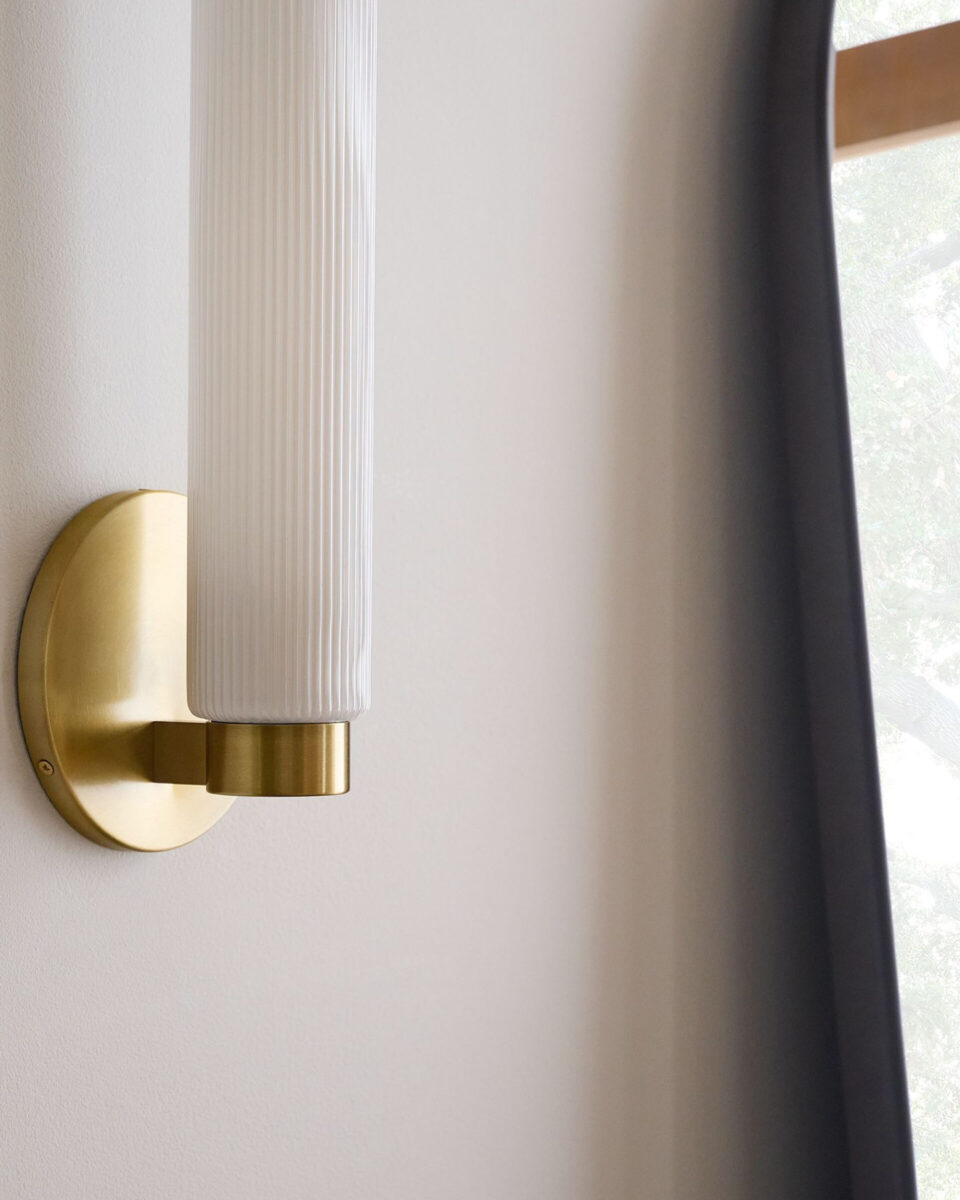 Золотое бра Батлер с белым плафоном Louvre Home LHLSC190224XNP