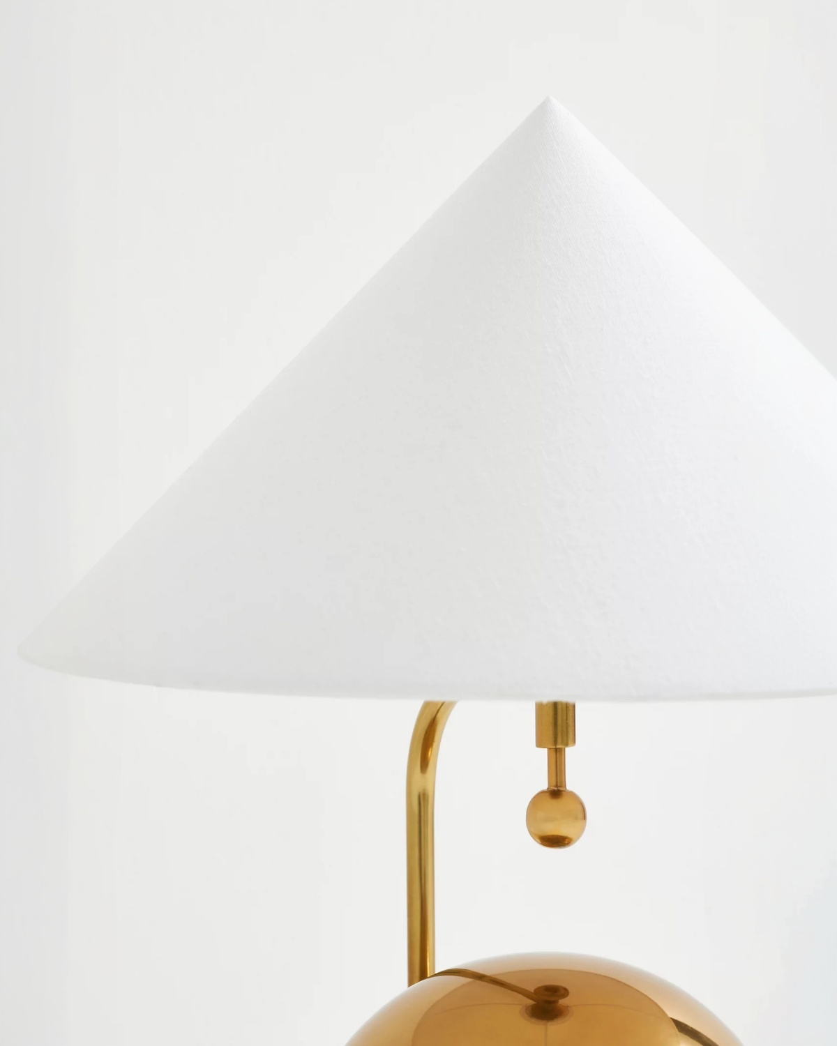Золотистая лампа Шанталь с белым конусным абажуром Louvre Home LTL300325XNP