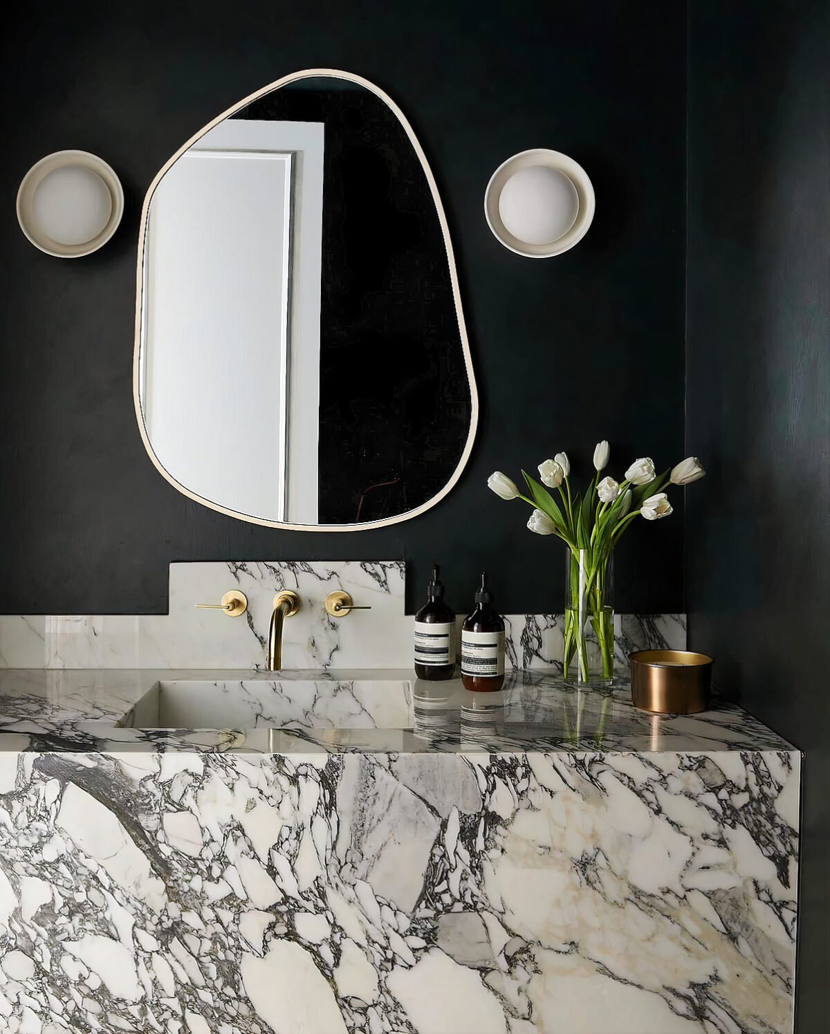 Белое настенное зеркало Нора Louvre Home DWM020824PND