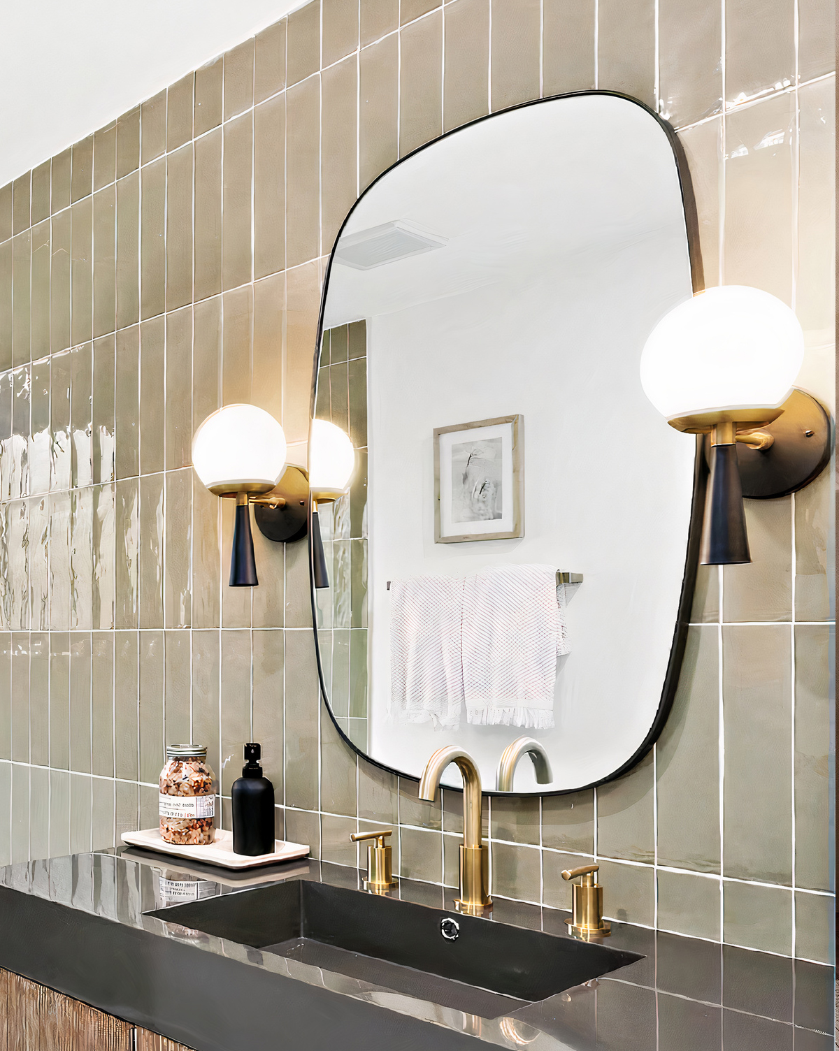 Черное настенное зеркало Вейл Louvre Home DWM240332PND
