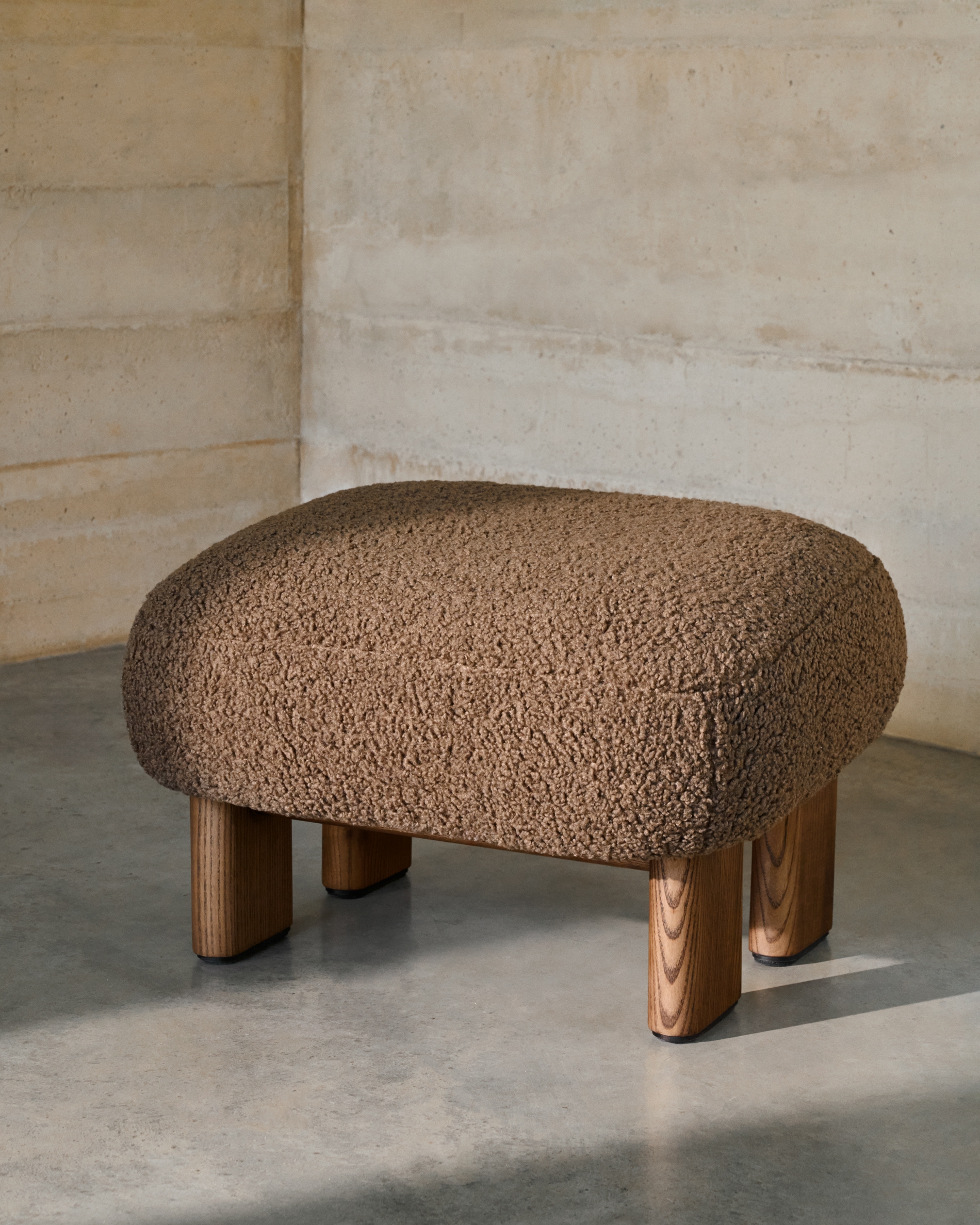 Пуф Cabana Taupe Boucle с ножками в отделке орех 65x55,4 La Forma (ex Julia Grup)