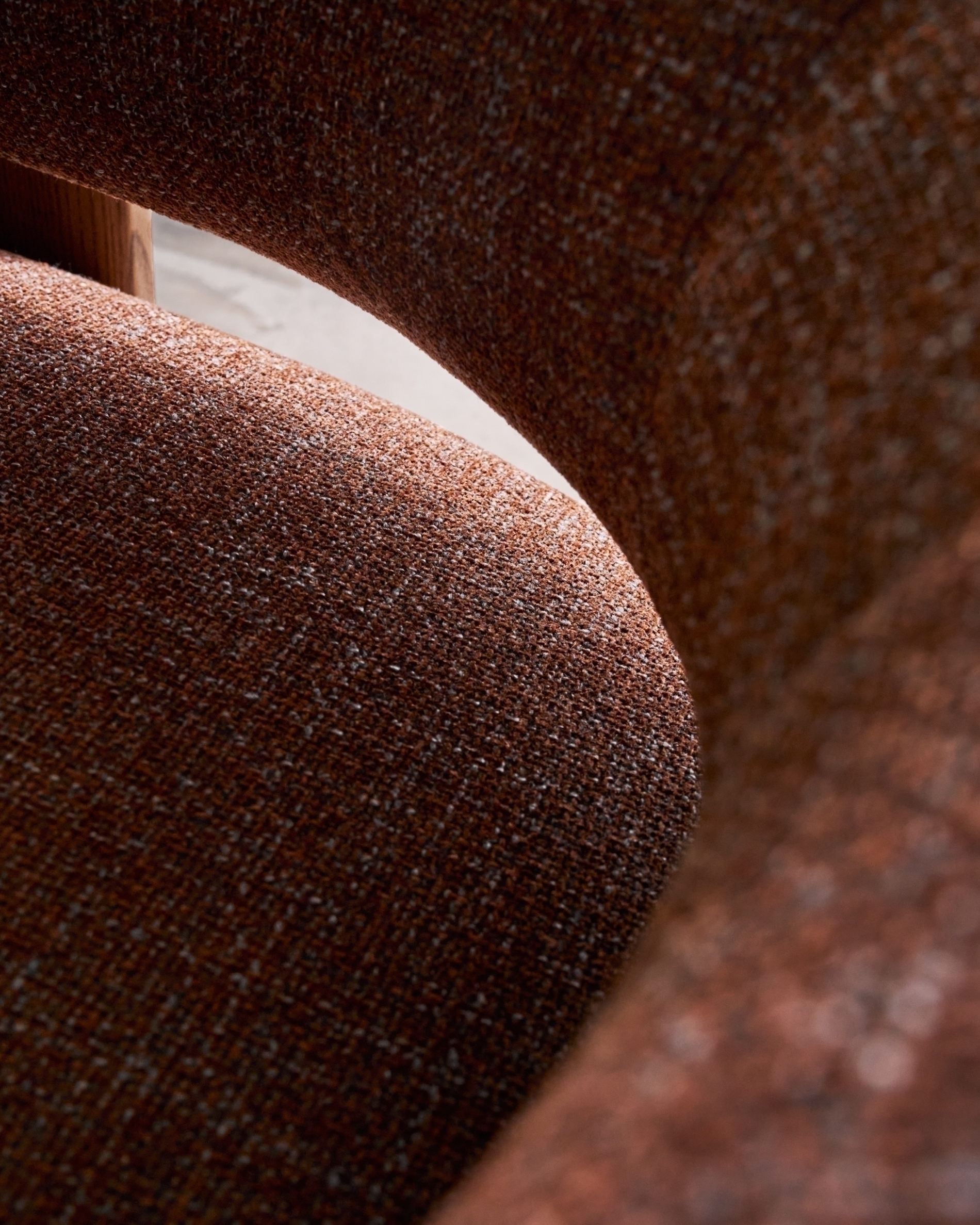 Granite Кресло из коричневого шенилла и массива ясеня в отделке орех La Forma (ex Julia Grup)