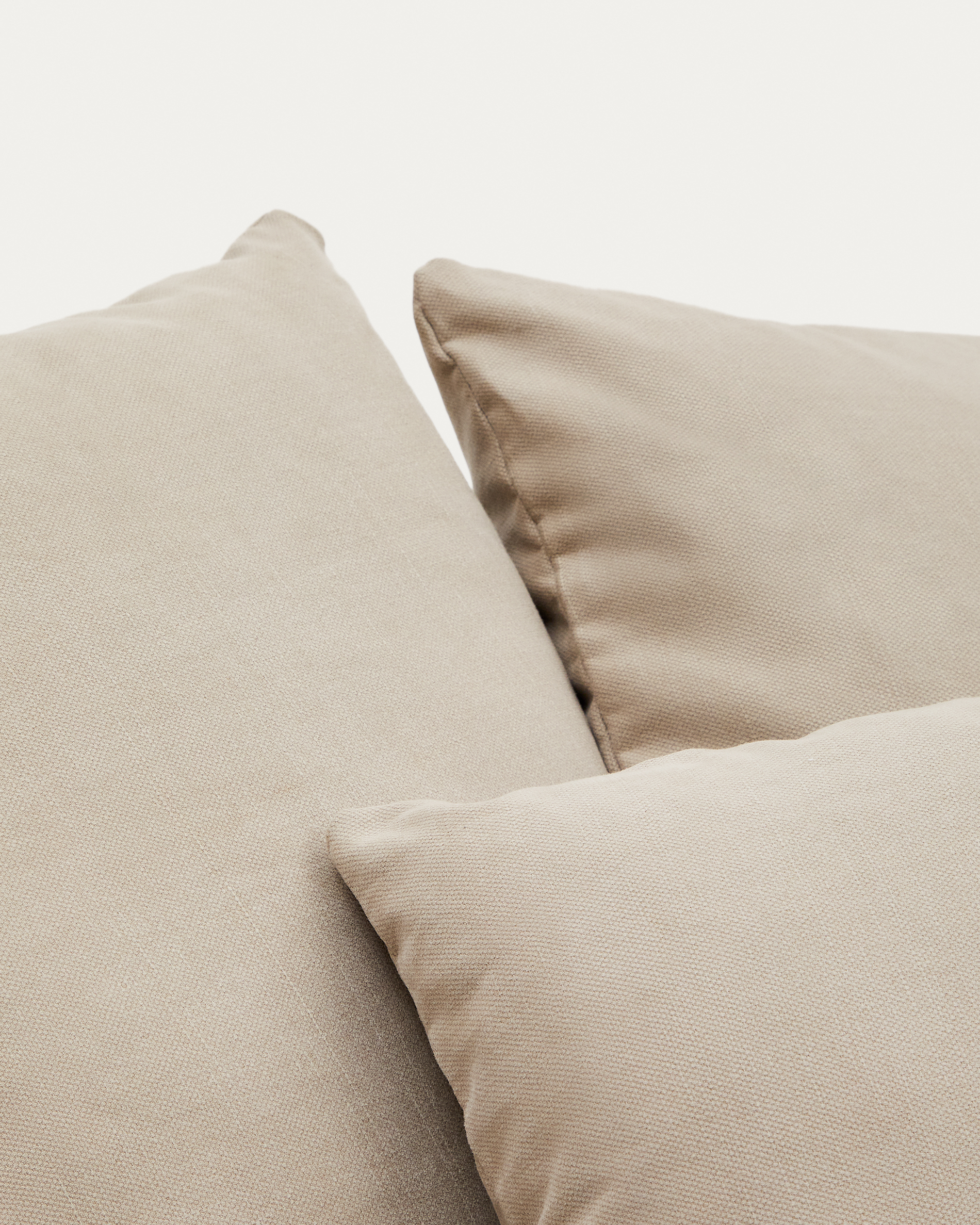 A cover designed to keep your Nora armchair in brnd-new condition. Made from linen and cotton fabri La Forma 193966