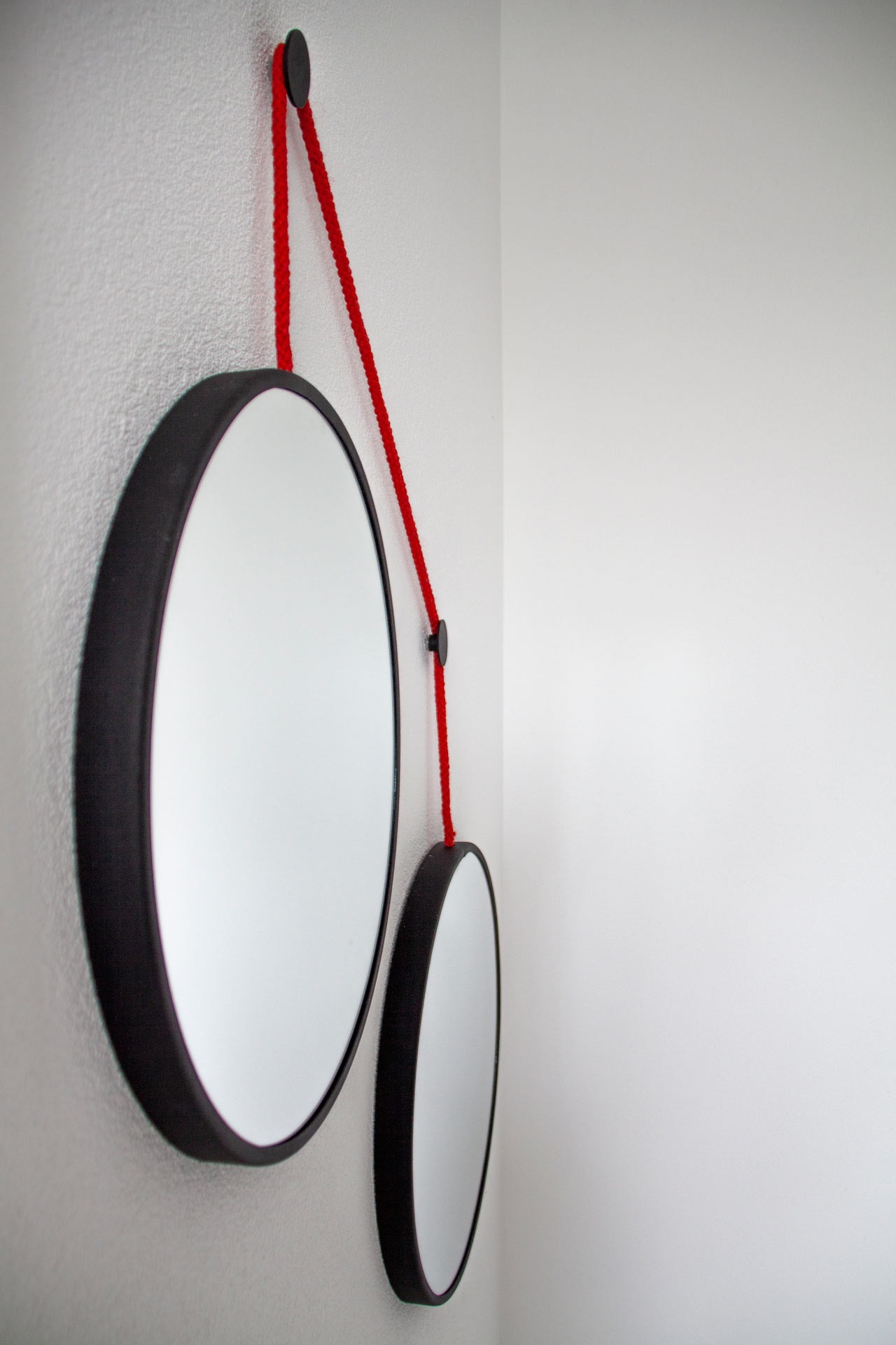 Balance M Black 2 зеркала по 40см  на красном шнуре Art-Zerkalo SM201RBL
