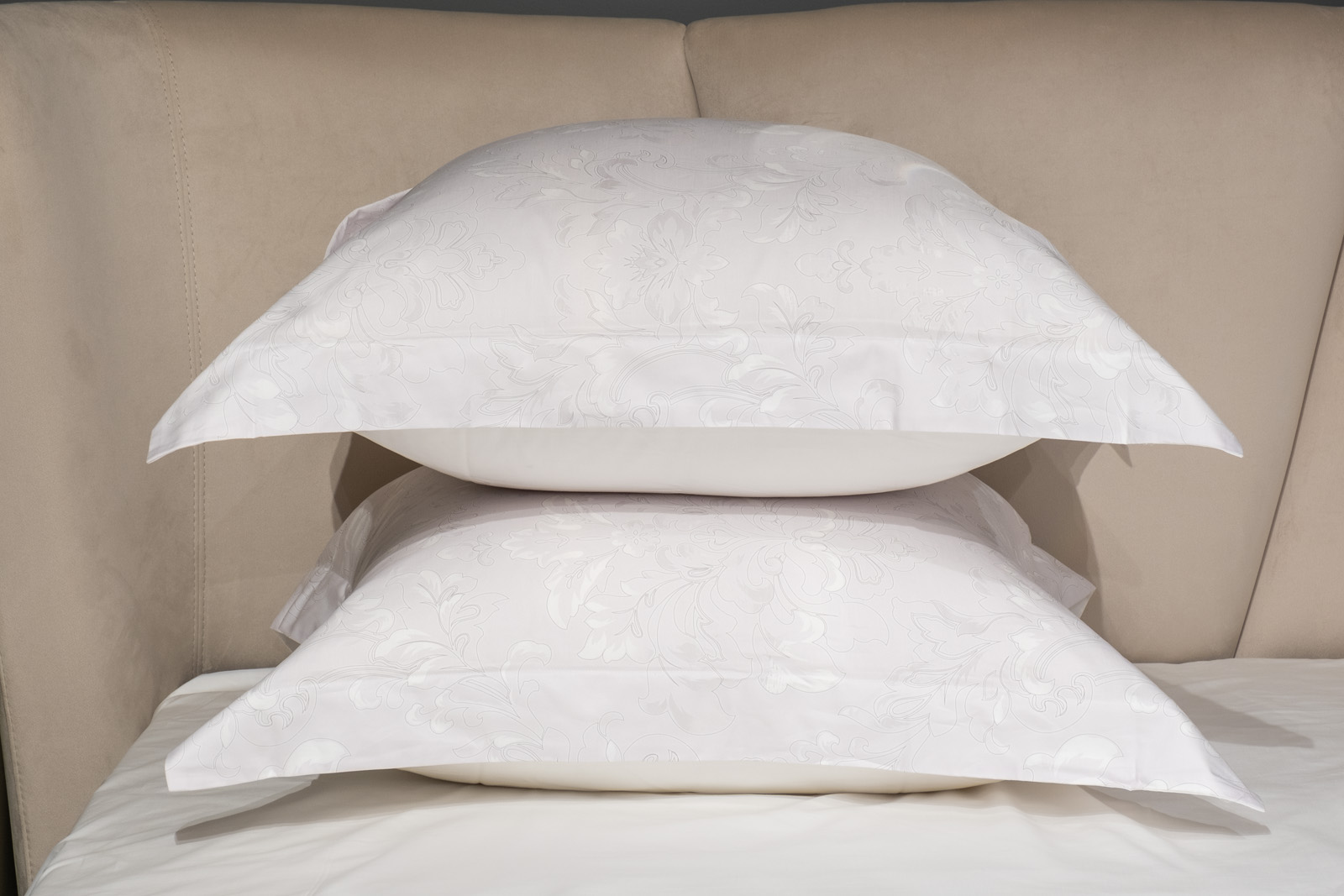 Простыня сатиновая на резинке 160х200х30см белая Garda Decor 144HF-40506