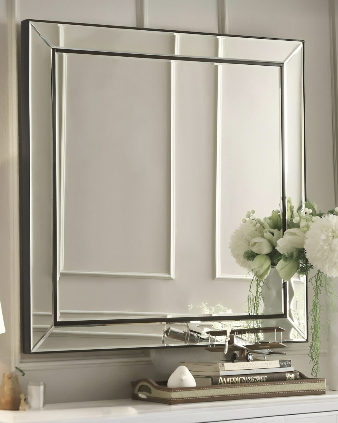 Настенное зеркало в раме Бринкли Louvre Home LHDWM281223RJ