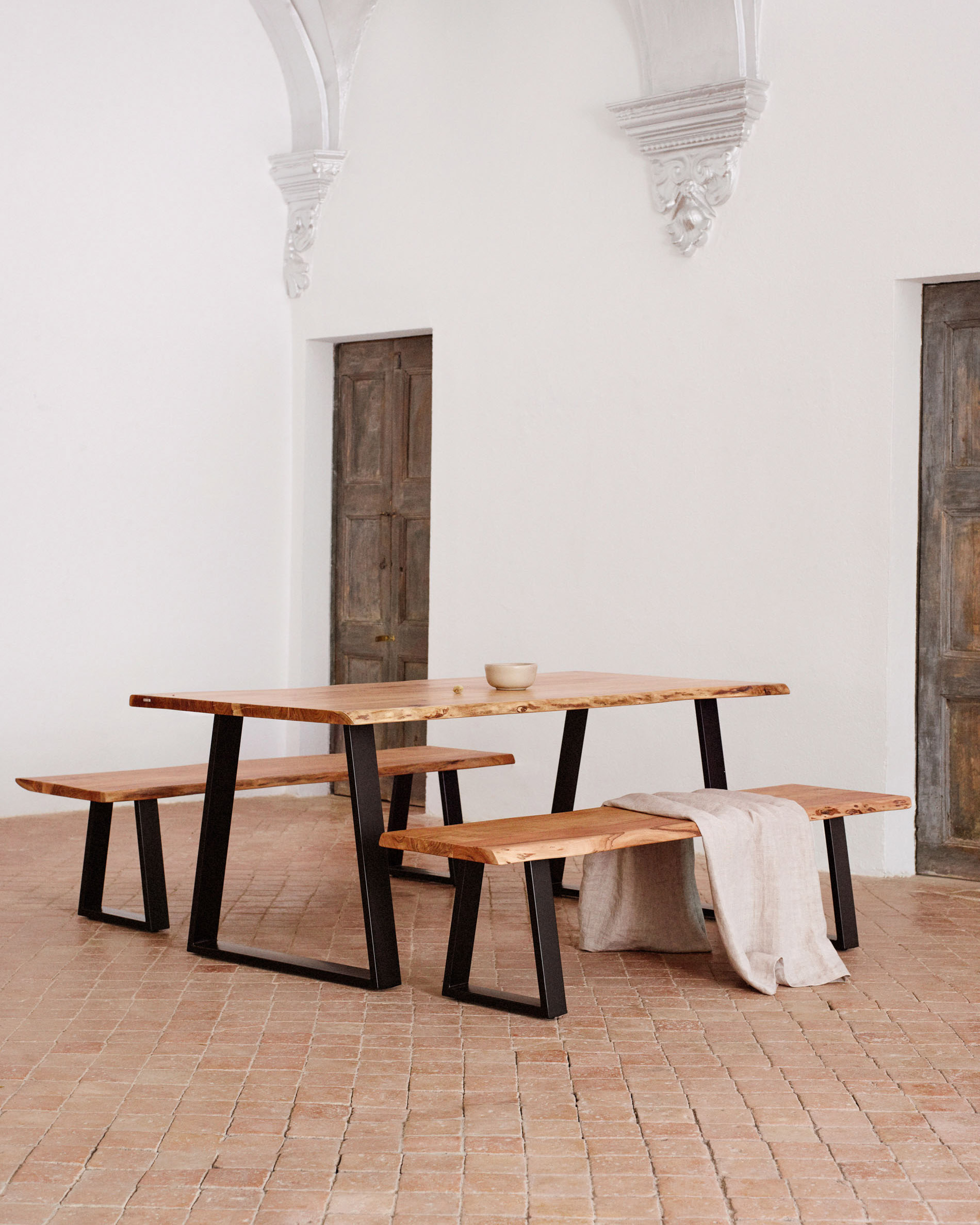 Банкетка Alaia 140 из натуральной акации со стальными черными ножками La Forma (ex Julia Grup)