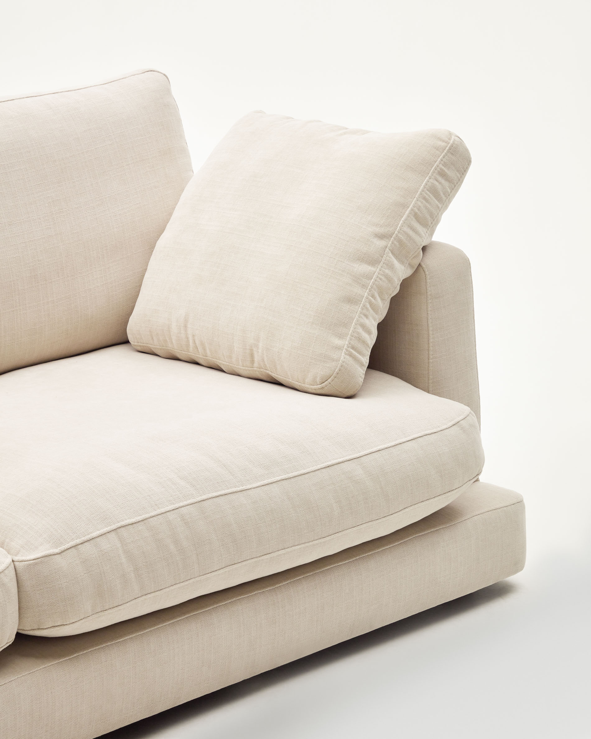 Gala 3-местный диван бежевого цвета 210 см La Forma (ex Julia Grup)