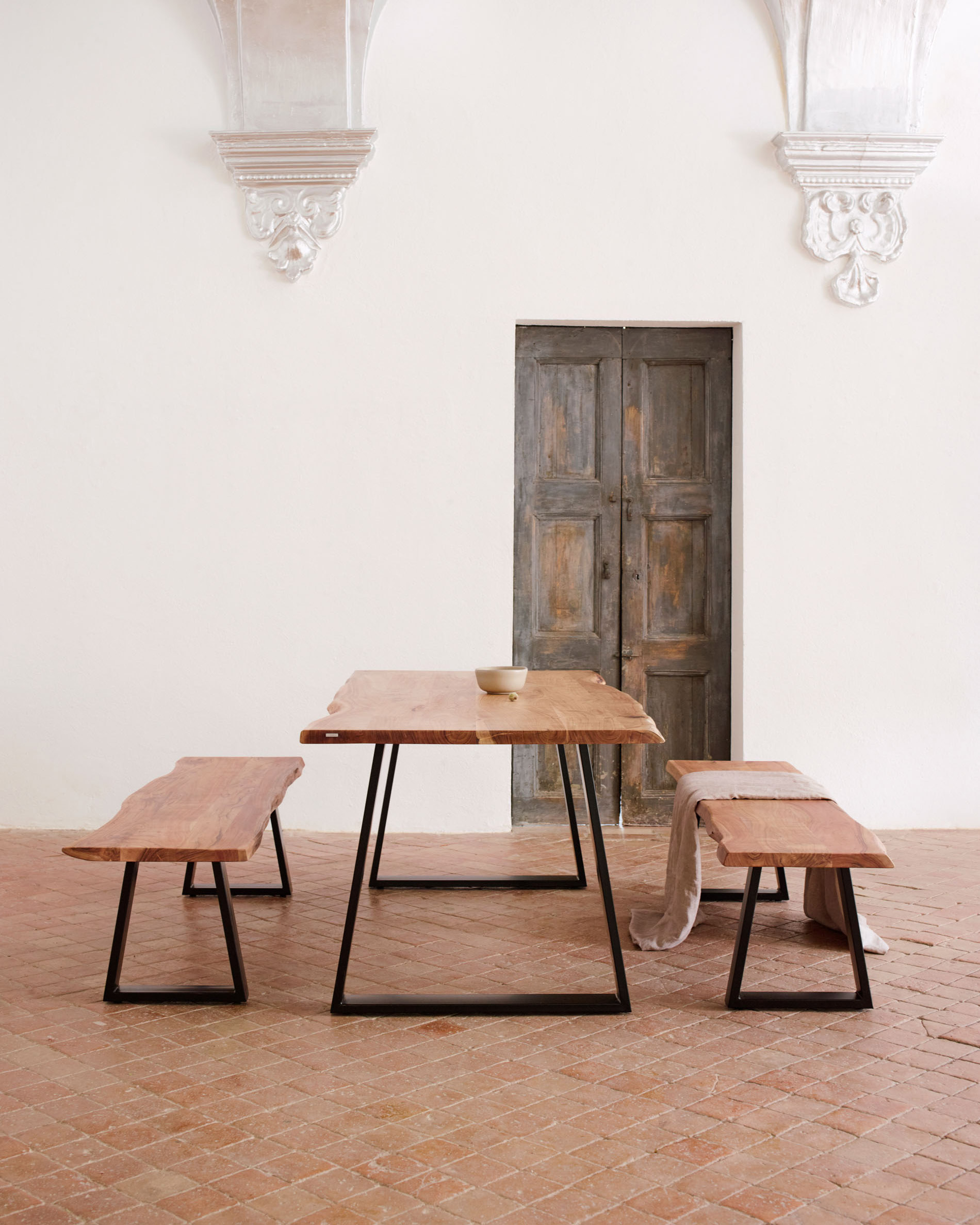 Банкетка Alaia 140 из натуральной акации со стальными черными ножками La Forma (ex Julia Grup)