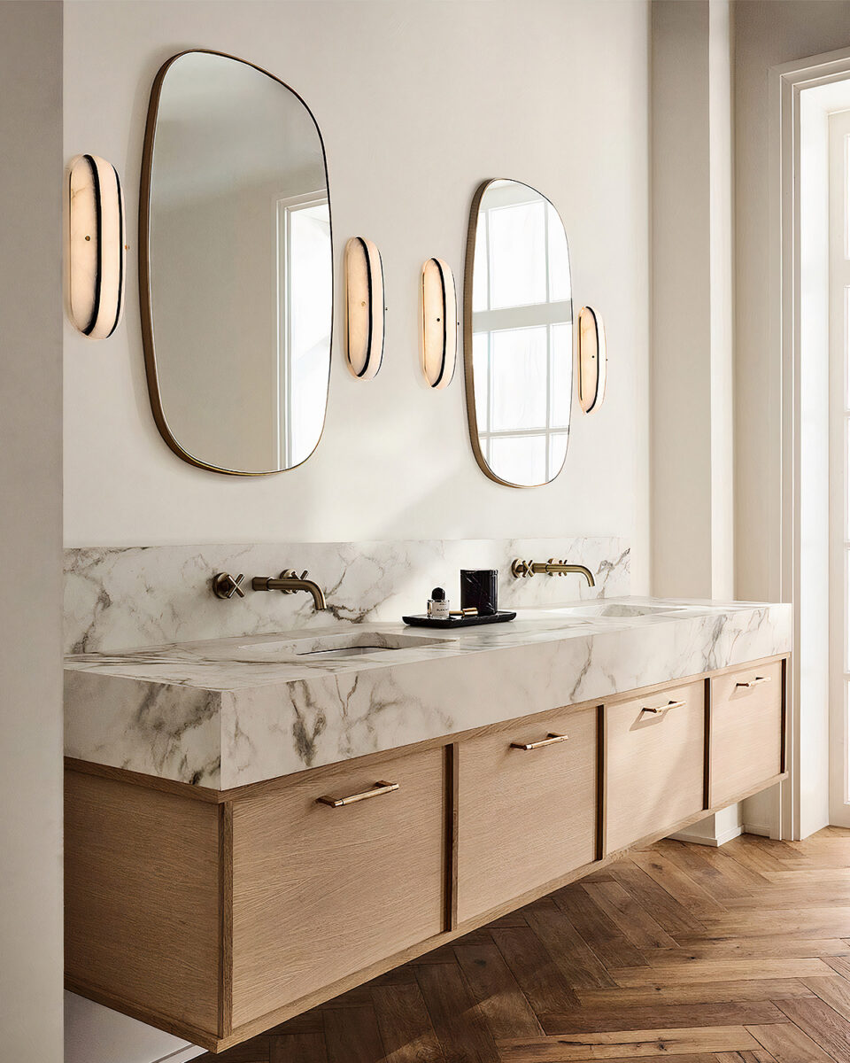 Золотое настенное зеркало Вейл Louvre Home DWM240331PND