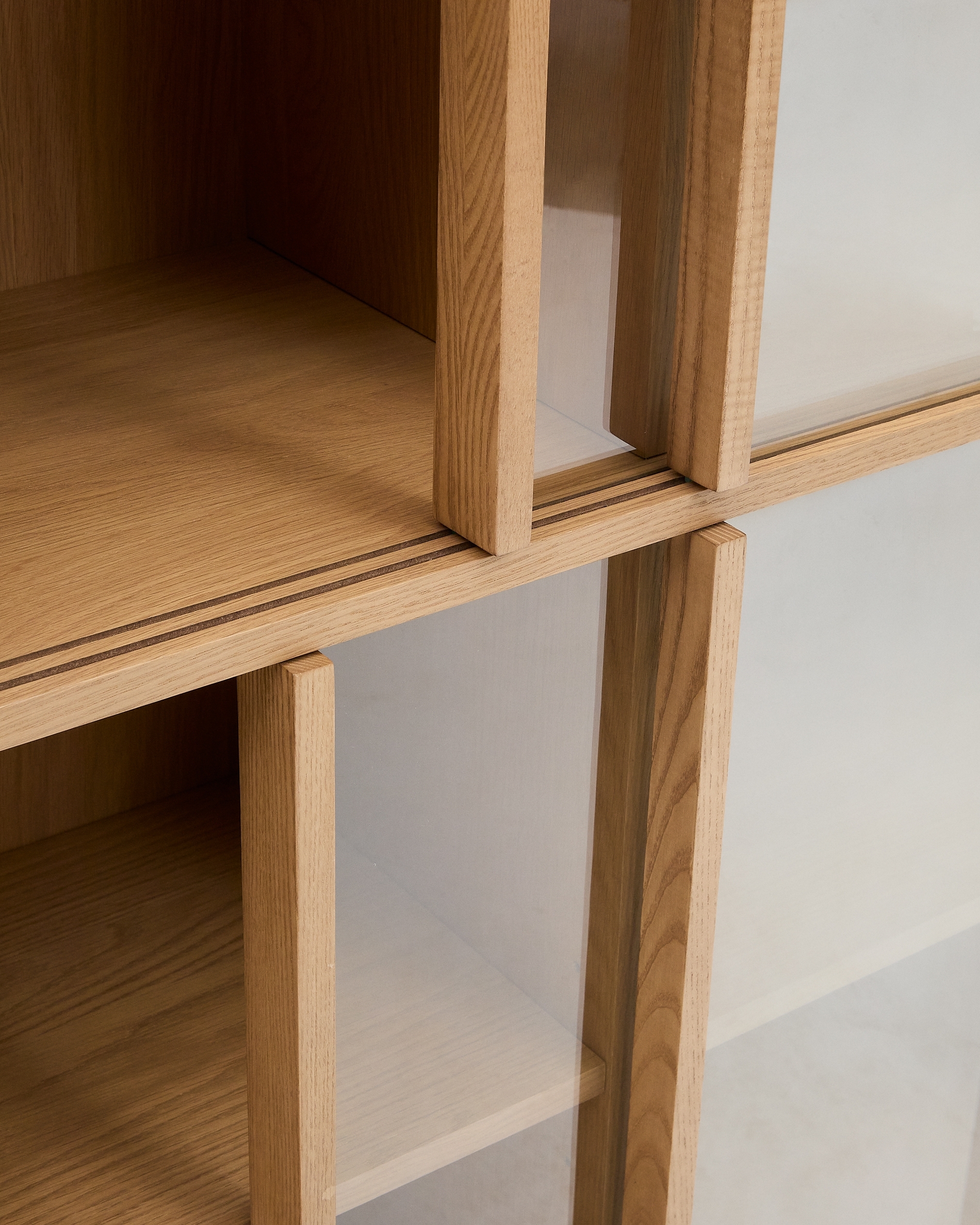 Витрина Helvine 4 двери 2 ящика дубовый шпон и закаленное стекло 100 x 174 La Forma 209207