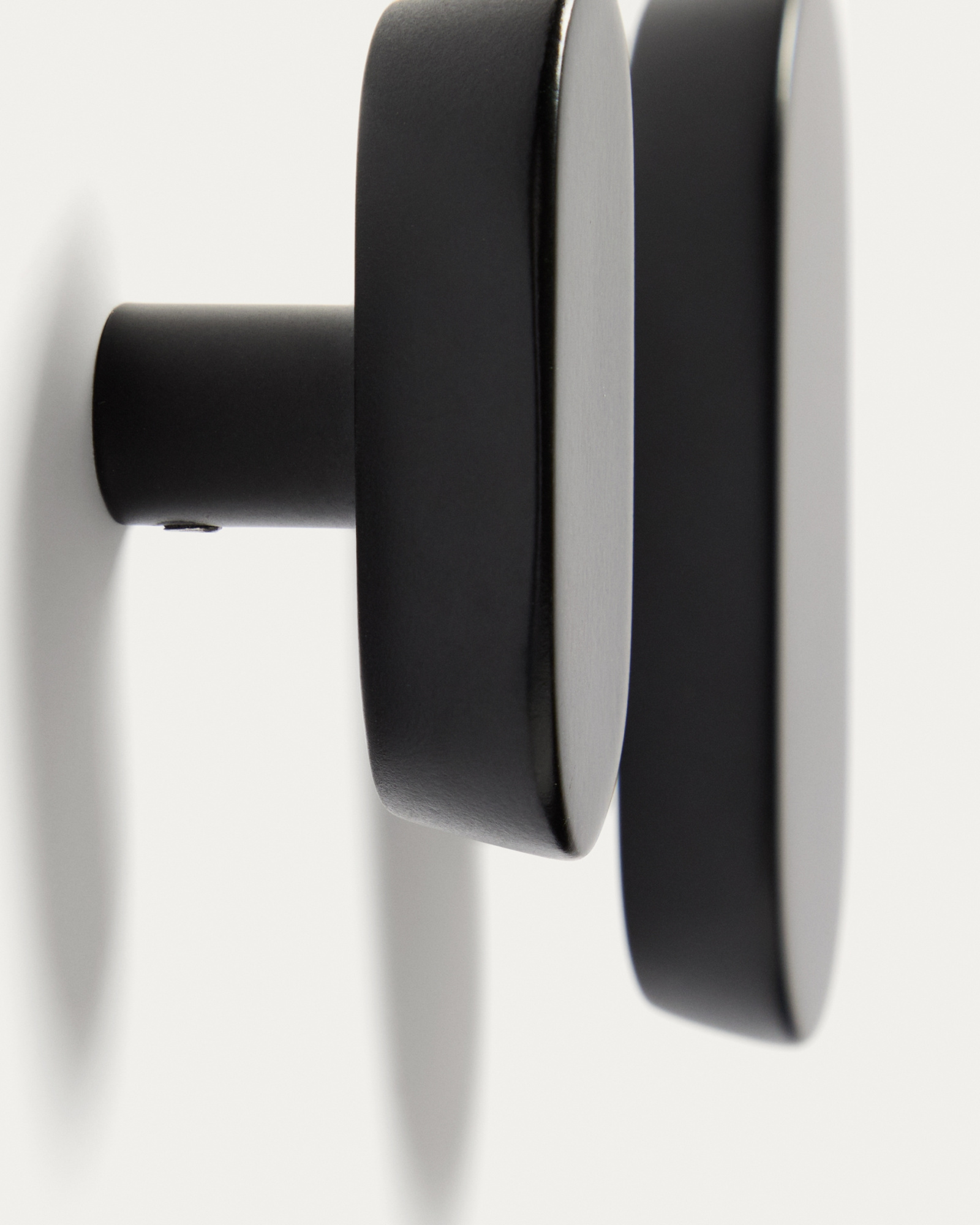 Набор из 2 вешалок Arely из бука с черным лаковым покрытием, 6,5 см/10 см La Forma (ex Julia Grup)