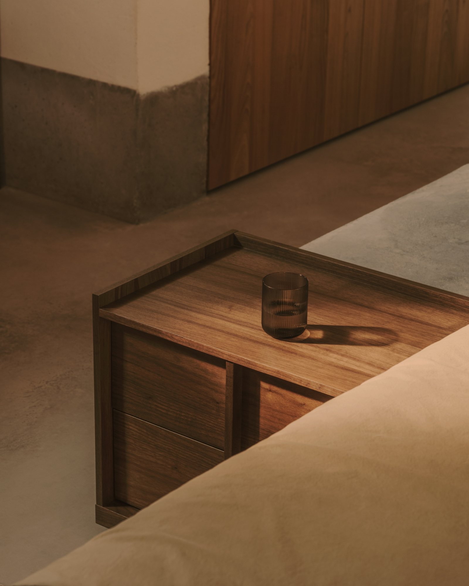 Прикроватная тумбочка Onix 2 ящика шпон ореха в темной отделке 60 x 59 см La Forma (ex Julia Grup)