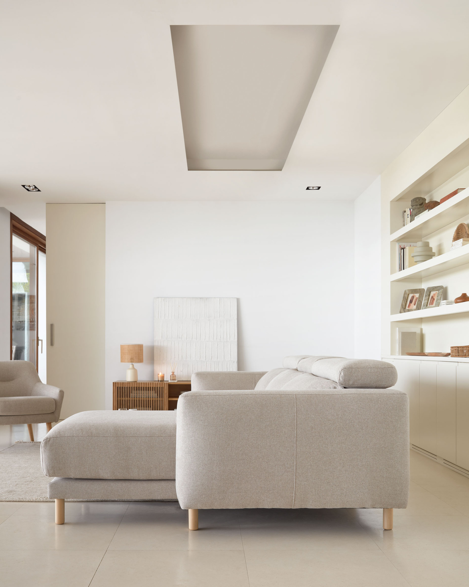 Singa 3-местный диван с правым шезлонгом бежевого цвета 296 см La Forma (ex Julia Grup)