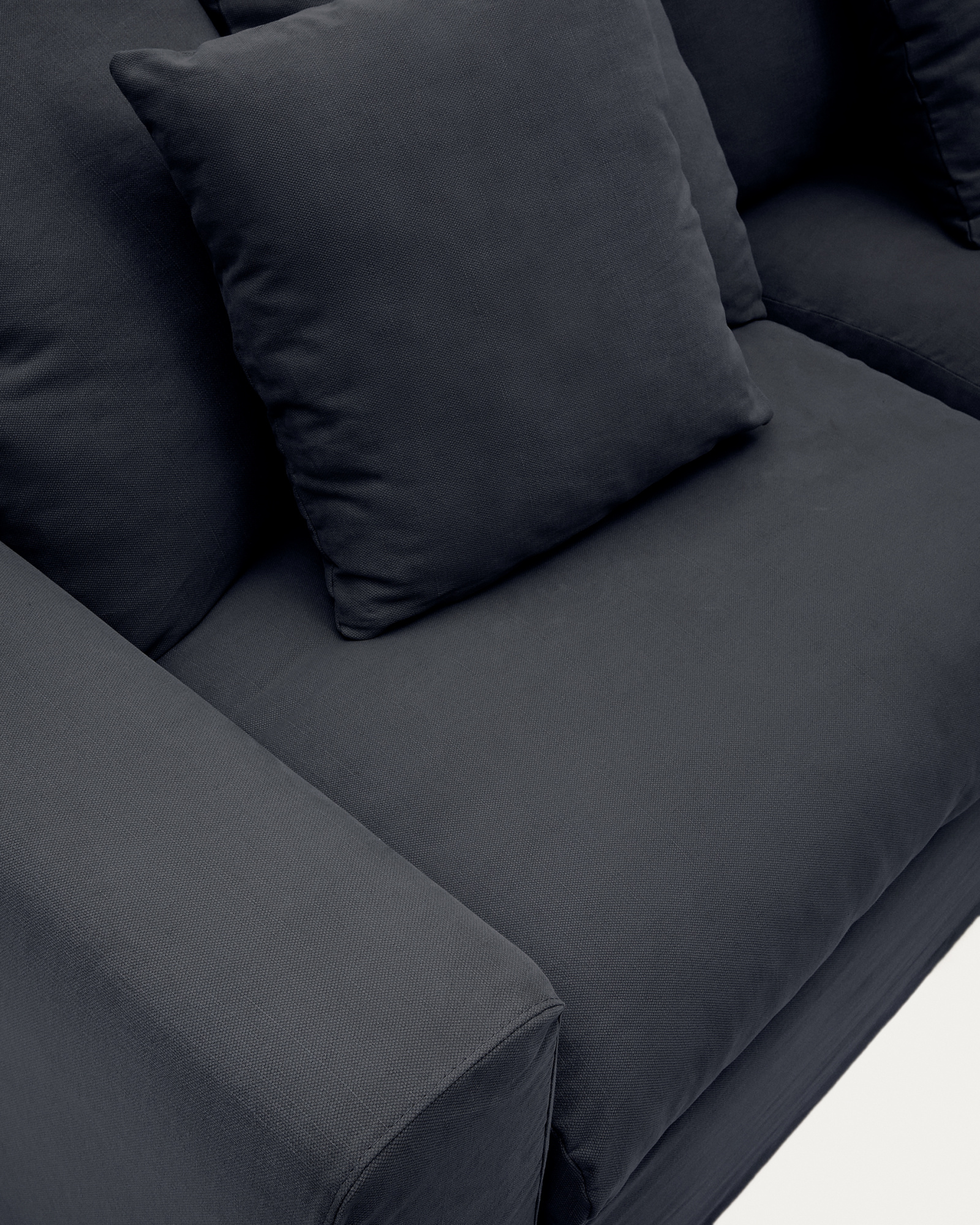 A cover designed to keep your Nora sofa in rand-new condition. Made from linen and cotton fabric, i La Forma 192957