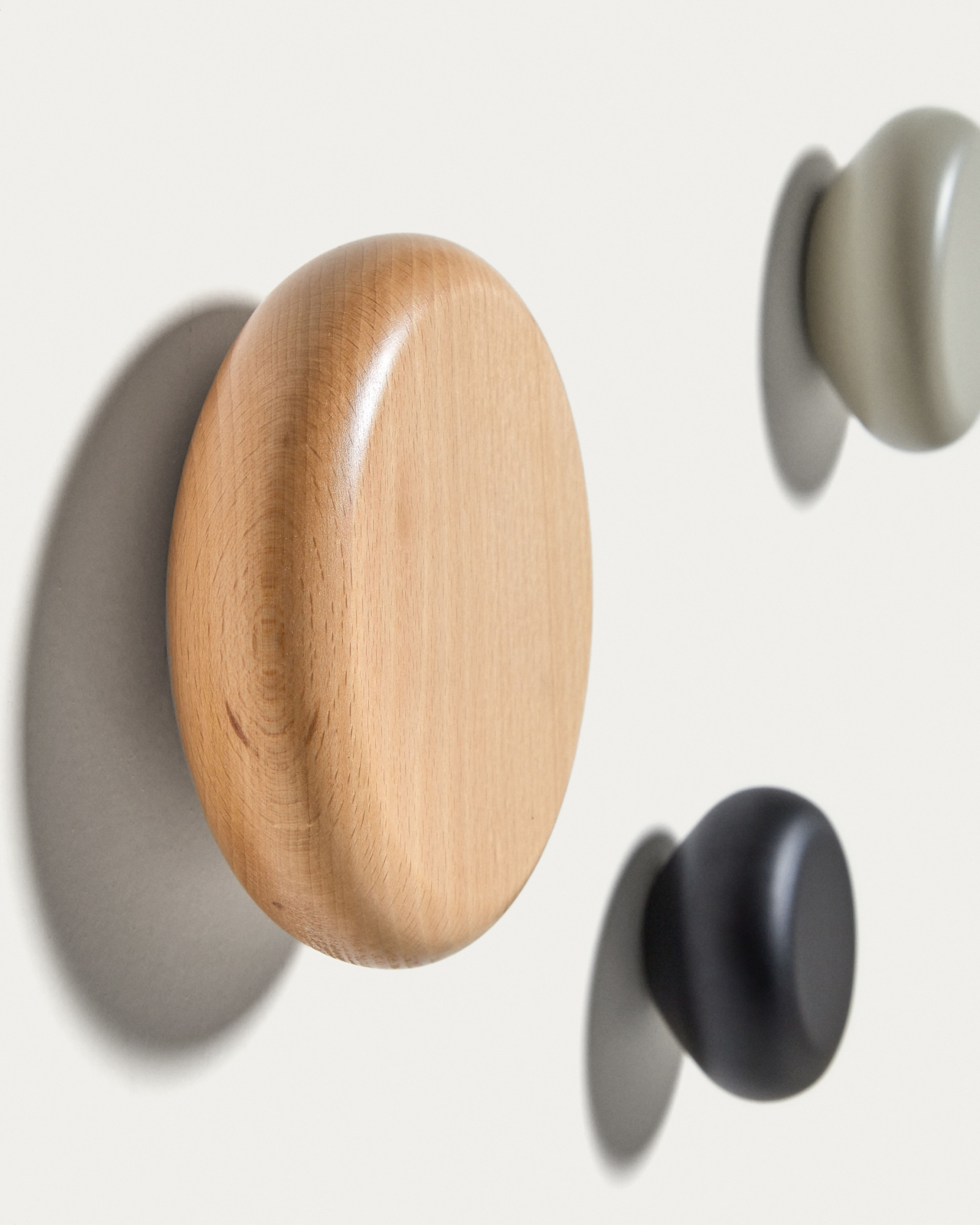 Nadue Набор из 3 настенных крючков из массива бука с натуральной, серой и черной отделкой La Forma (ex Julia Grup)