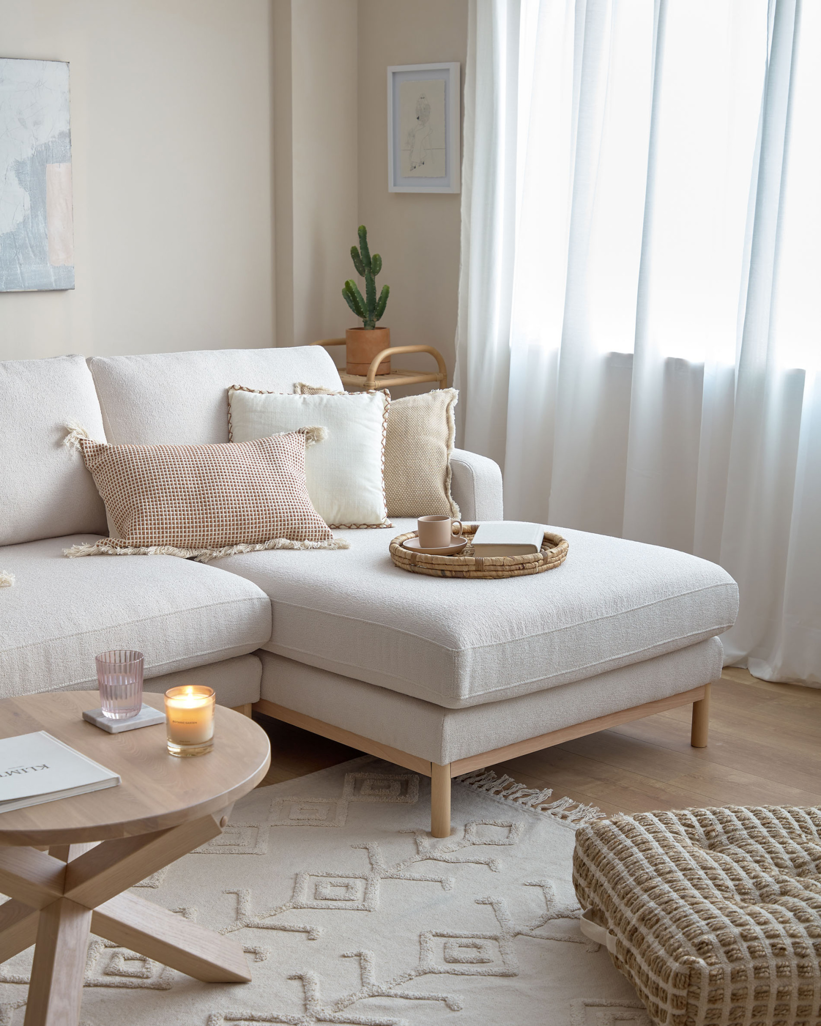 Mihaela 3-местный диван с правым шезлонгом из белого микробукле 264 см La Forma (ex Julia Grup)