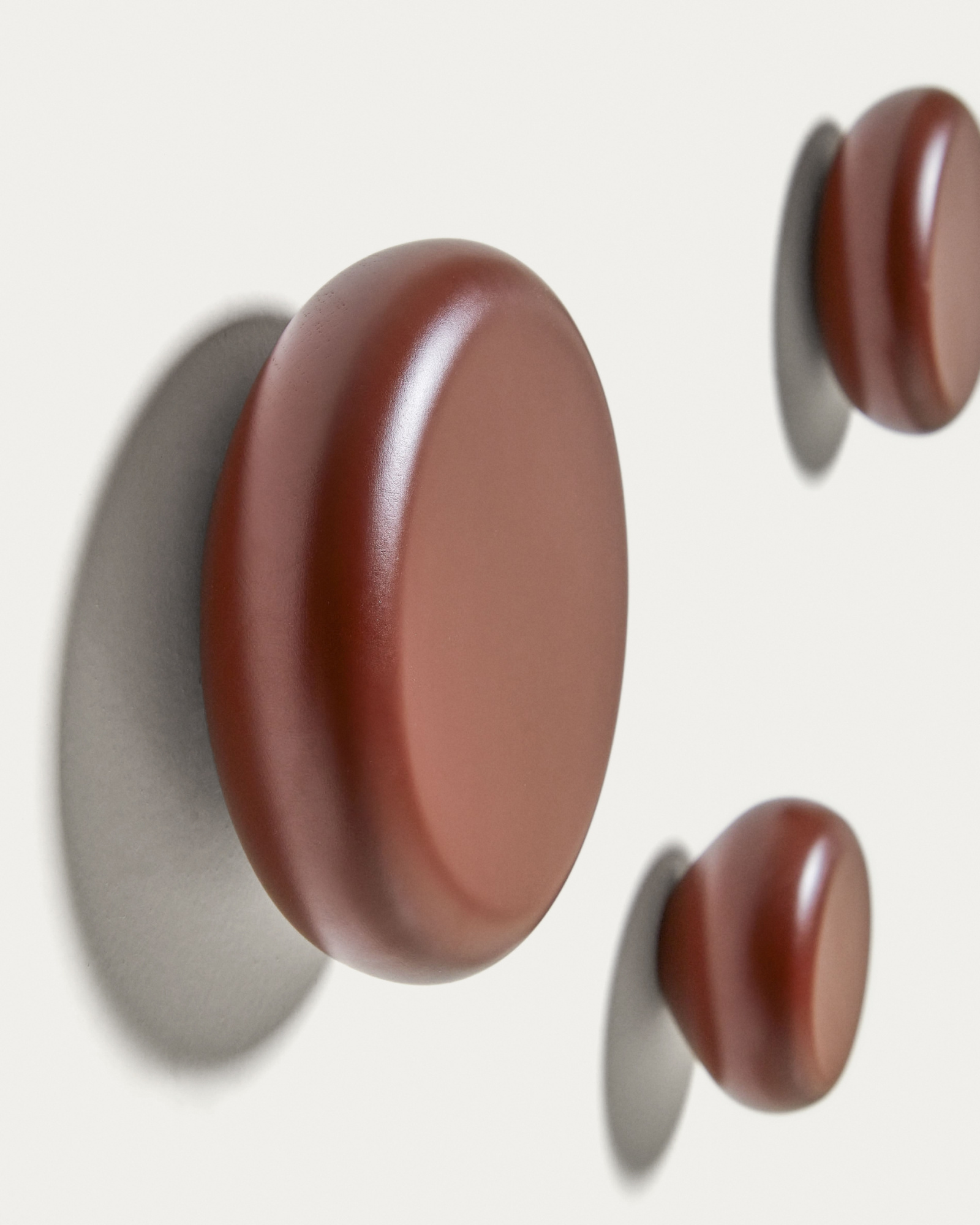 Nadue Набор из 3 настенных крючков из массива бука с темно-бордовой отделкой La Forma (ex Julia Grup)