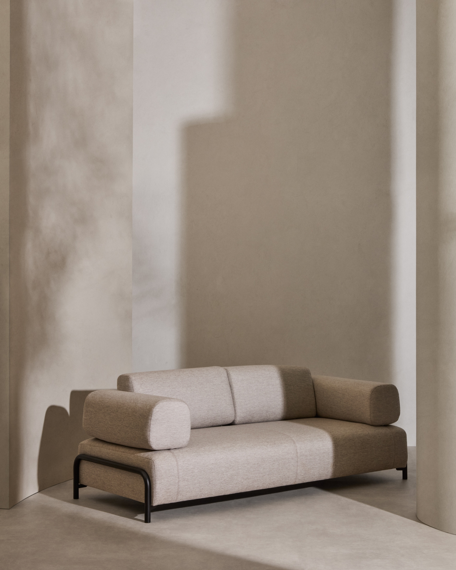 Compo 3-х местный диван из бежевой синели и серого металла 232 см La Forma (ex Julia Grup)