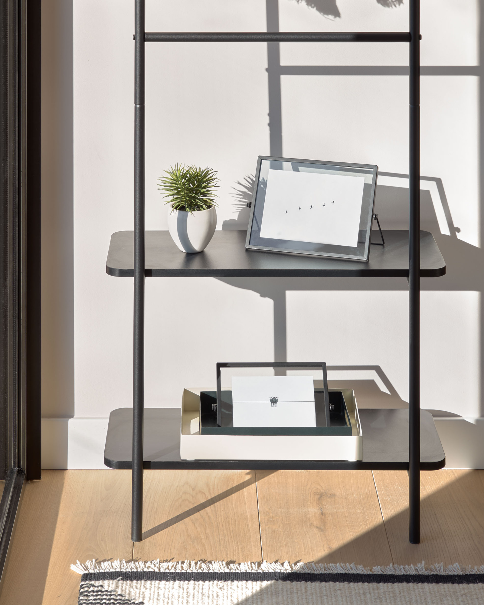 Вешалка для одежды Galatia из меламина и металла с черной отделкой 60 x 162 см La Forma (ex Julia Grup)