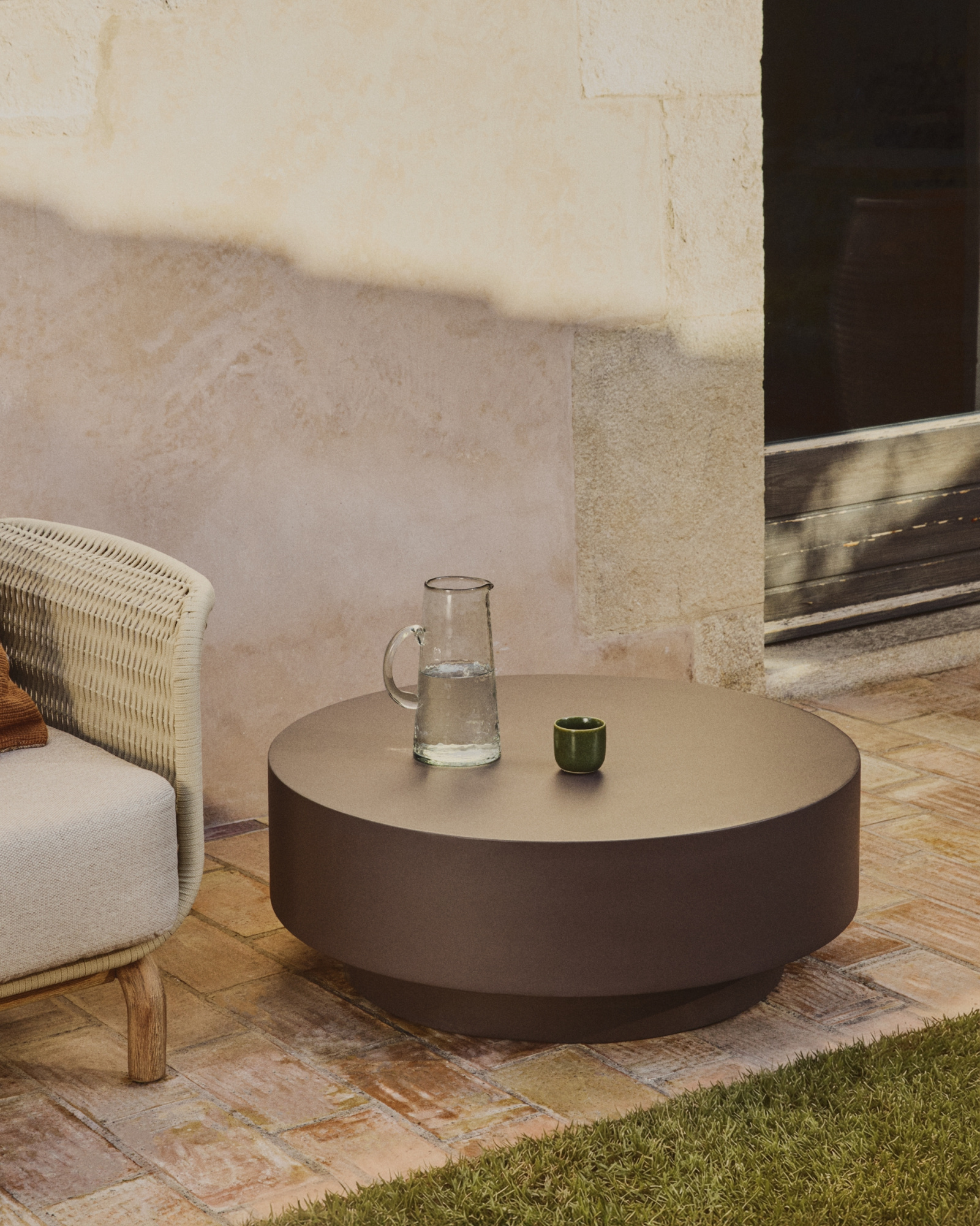 Уличный столик Garbet из коричневого бетона, диаметр 80 см La Forma 482245