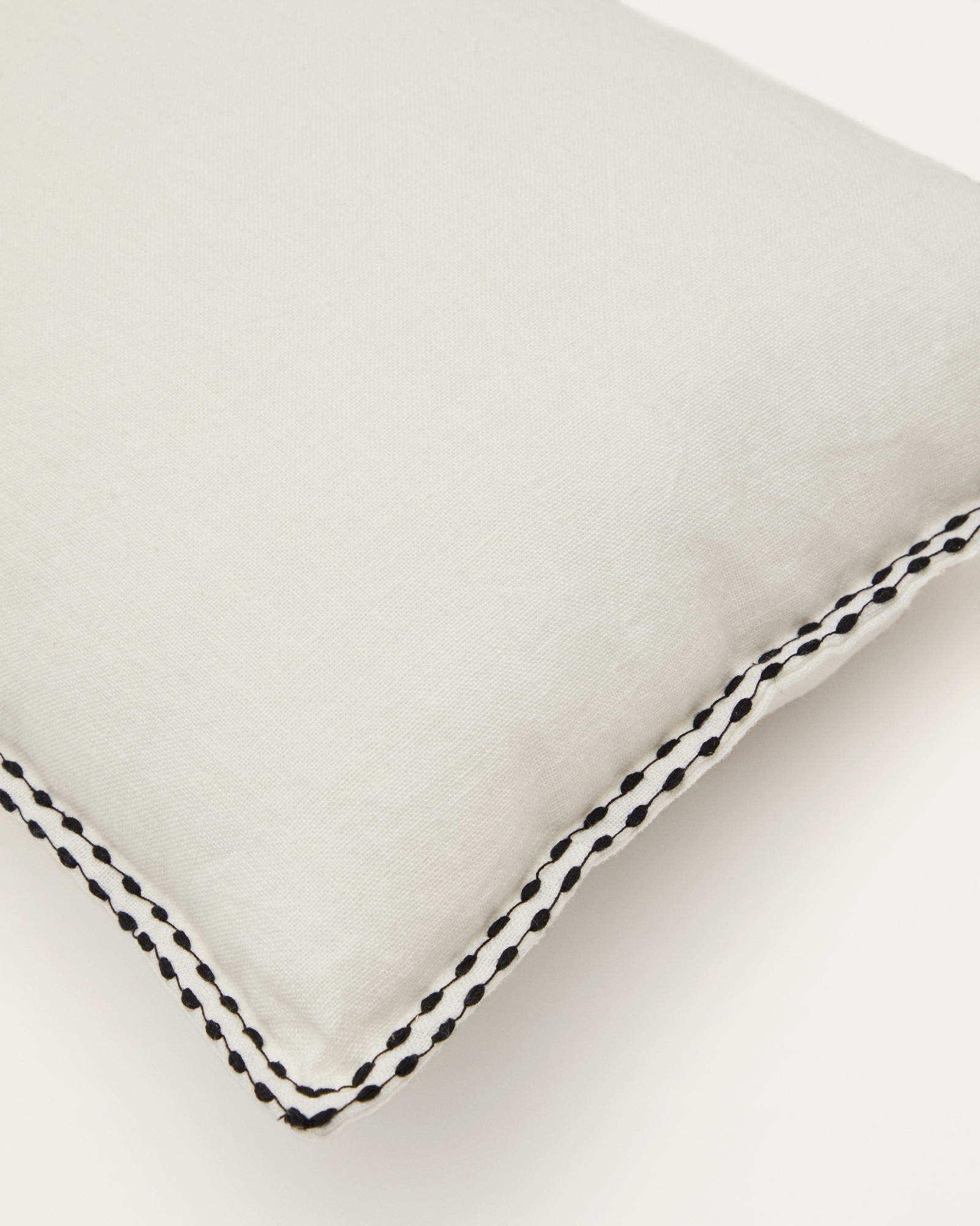 Чехол на подушку Sinet из белого льна с черной вышивкой La Forma (ex Julia Grup)
