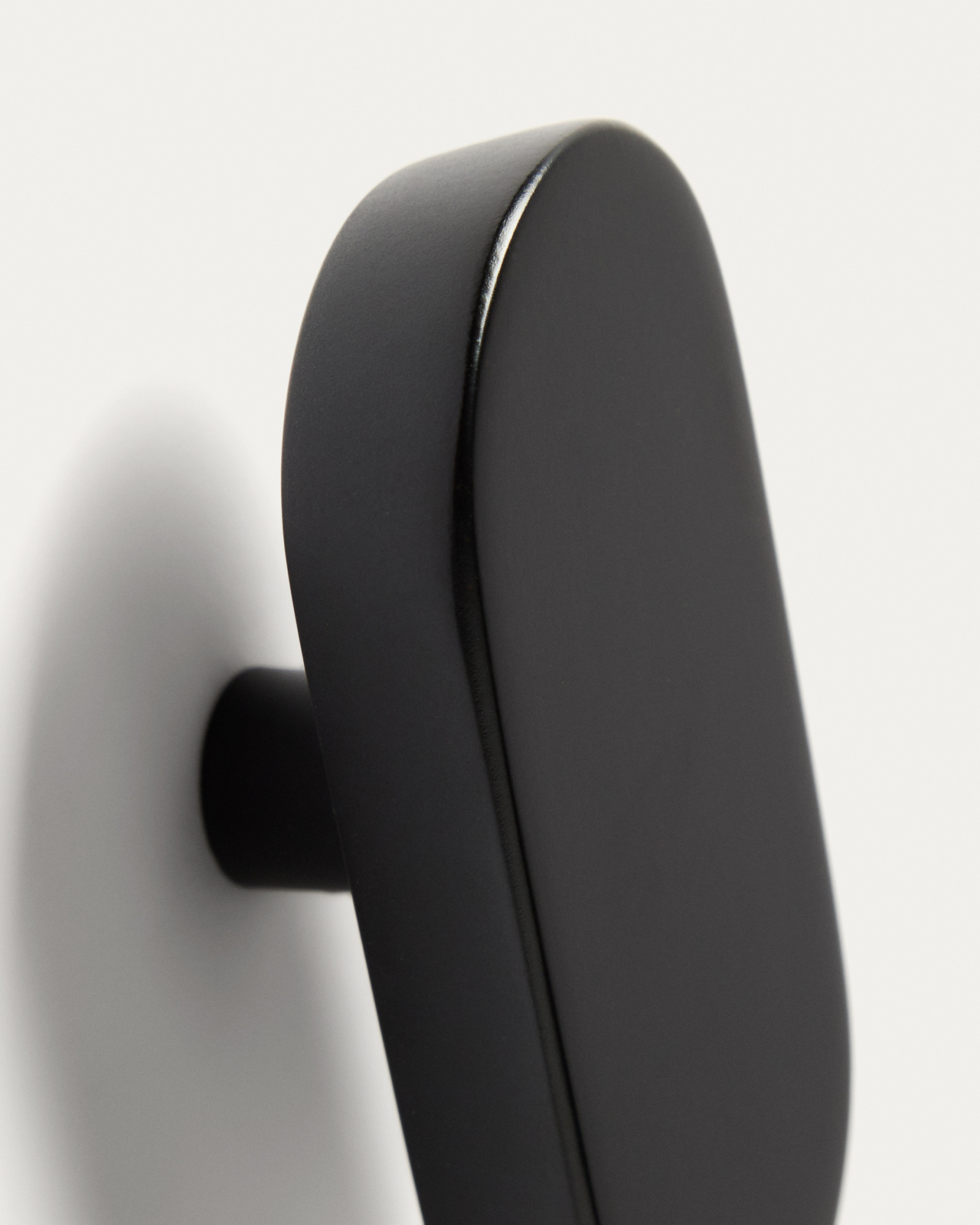 Набор из 2 вешалок Arely из бука с черным лаковым покрытием, 6,5 см/10 см La Forma (ex Julia Grup)